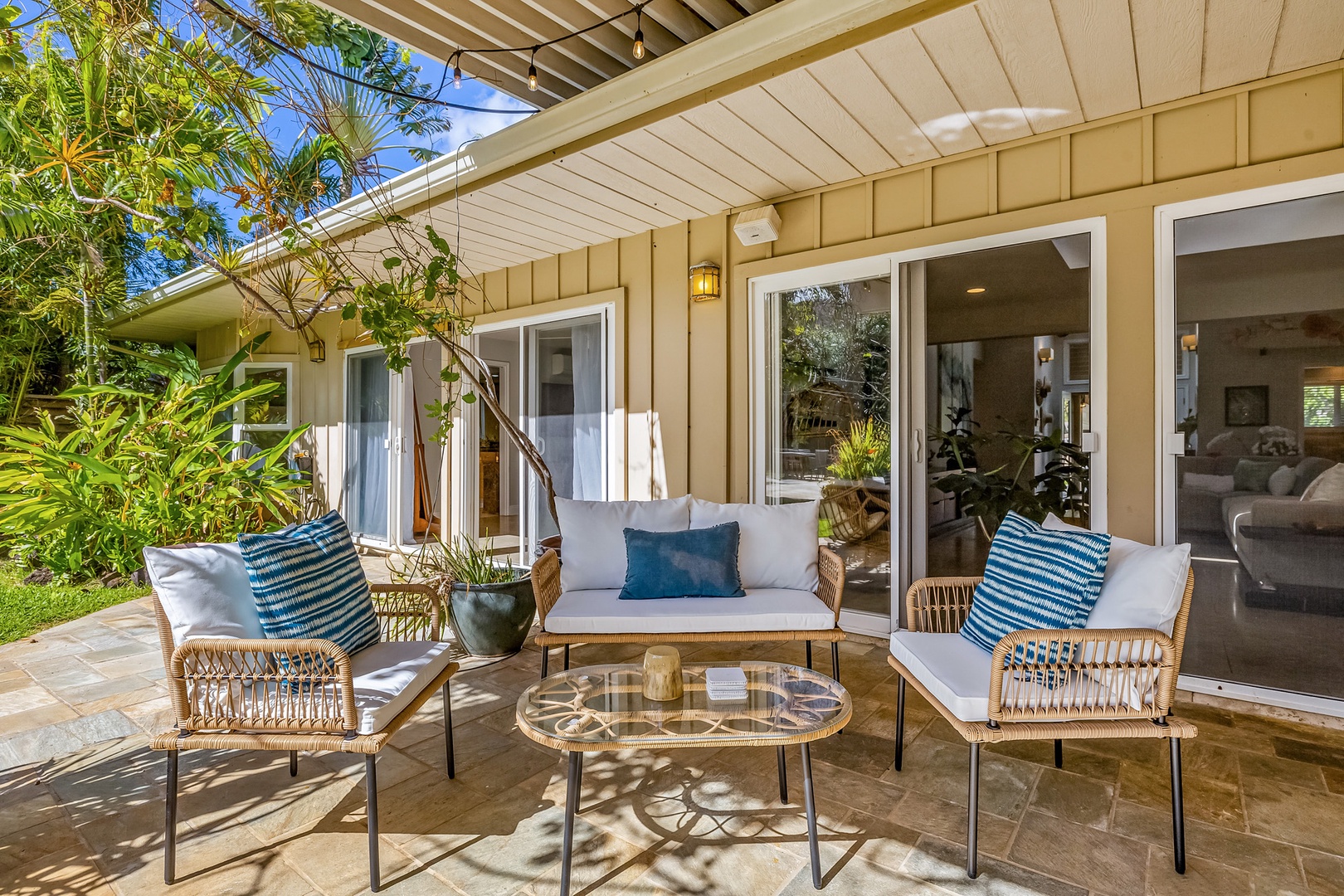 Honolulu Vacation Rentals, Hale Ho'omaha - There's plenty of seating on the private lanai to gather with your loved ones