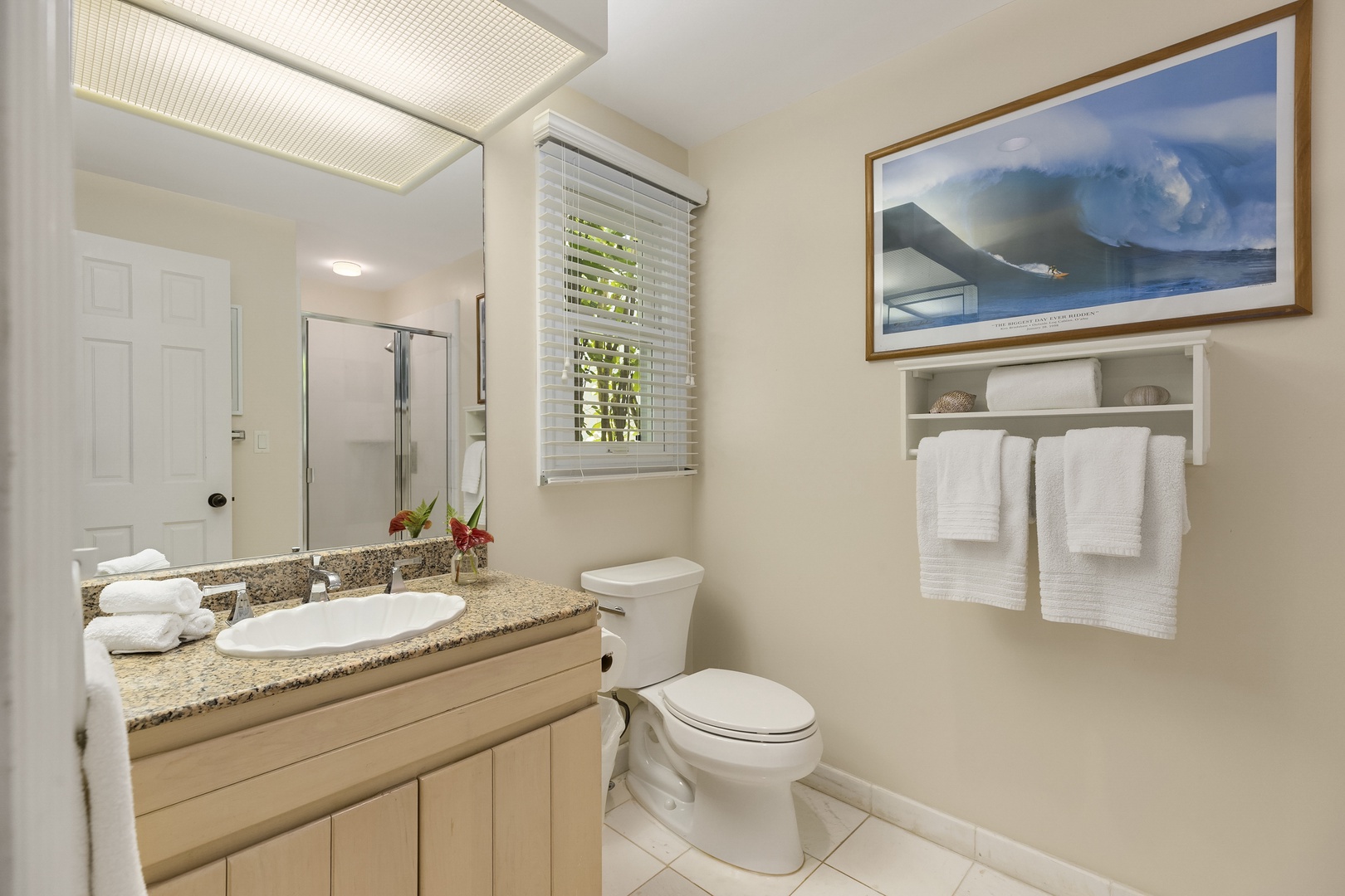 Honolulu Vacation Rentals, Diamond Head Surf House - Guest bedroom bathroom.