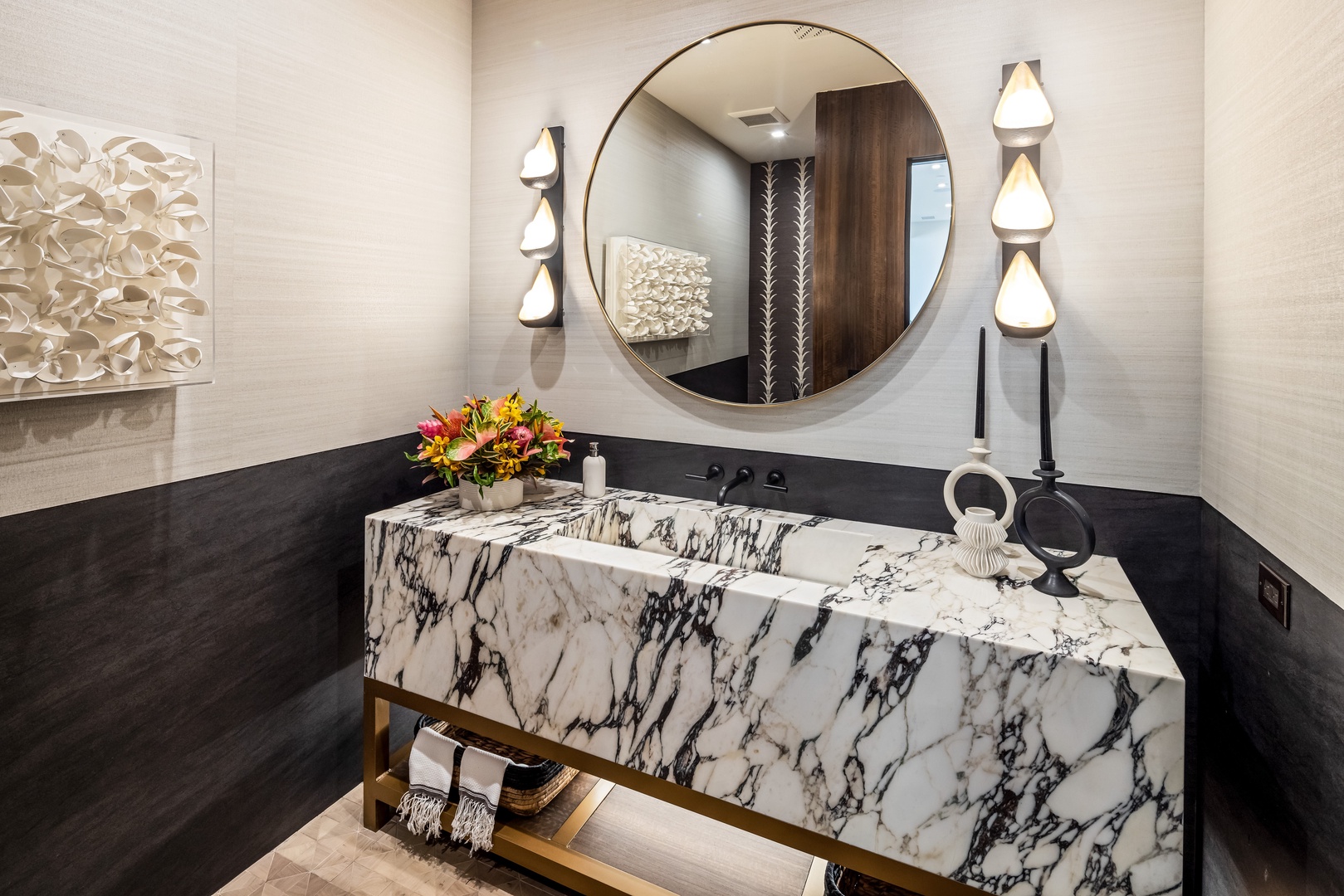 Honolulu Vacation Rentals, Diamond Head Grand Escape - A marble vanity and chic details make even quick refreshes feel indulgent.