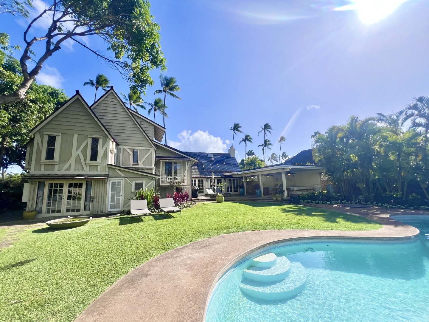 Honolulu Vacation Rentals, Kahala Palms - Driveway leading up to a stunning estate, with lush surroundings and expansive open spaces.