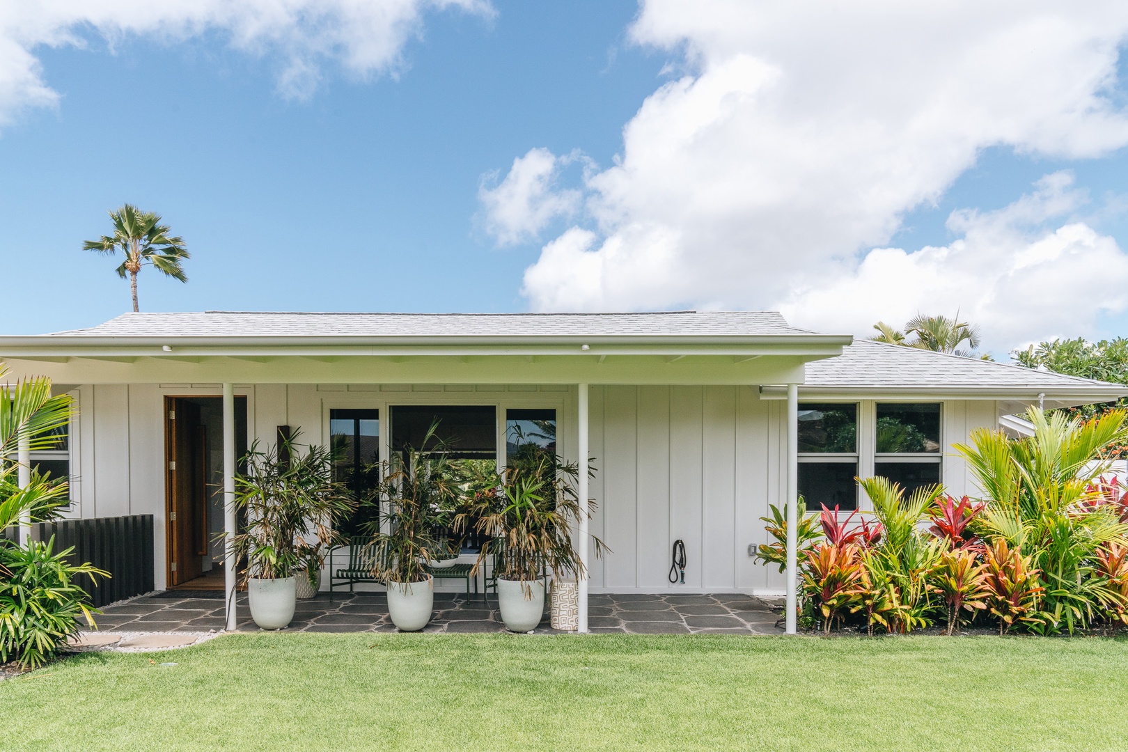 Honolulu Vacation Rentals, Surfside Bungalow** - Clean architectural lines, tropical gardens, and covered outdoor living create a warm and welcoming arrival.