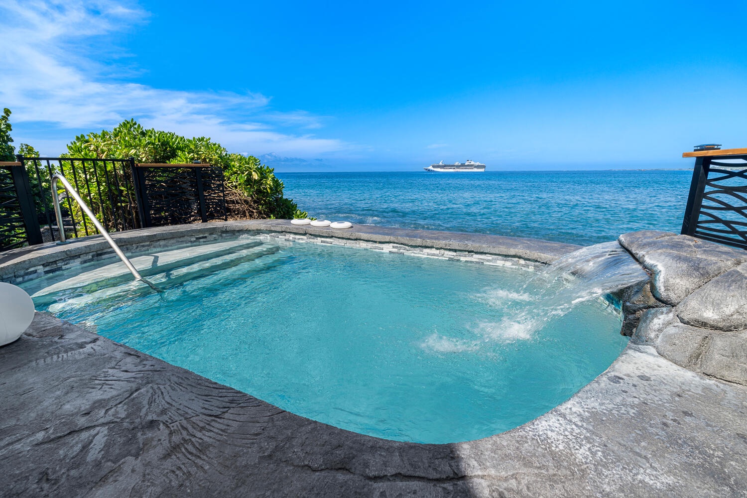 Kailua-Kona Vacation Rentals, Hale Kope Kai - Private spa with cruise ship views—your island escape starts right here.