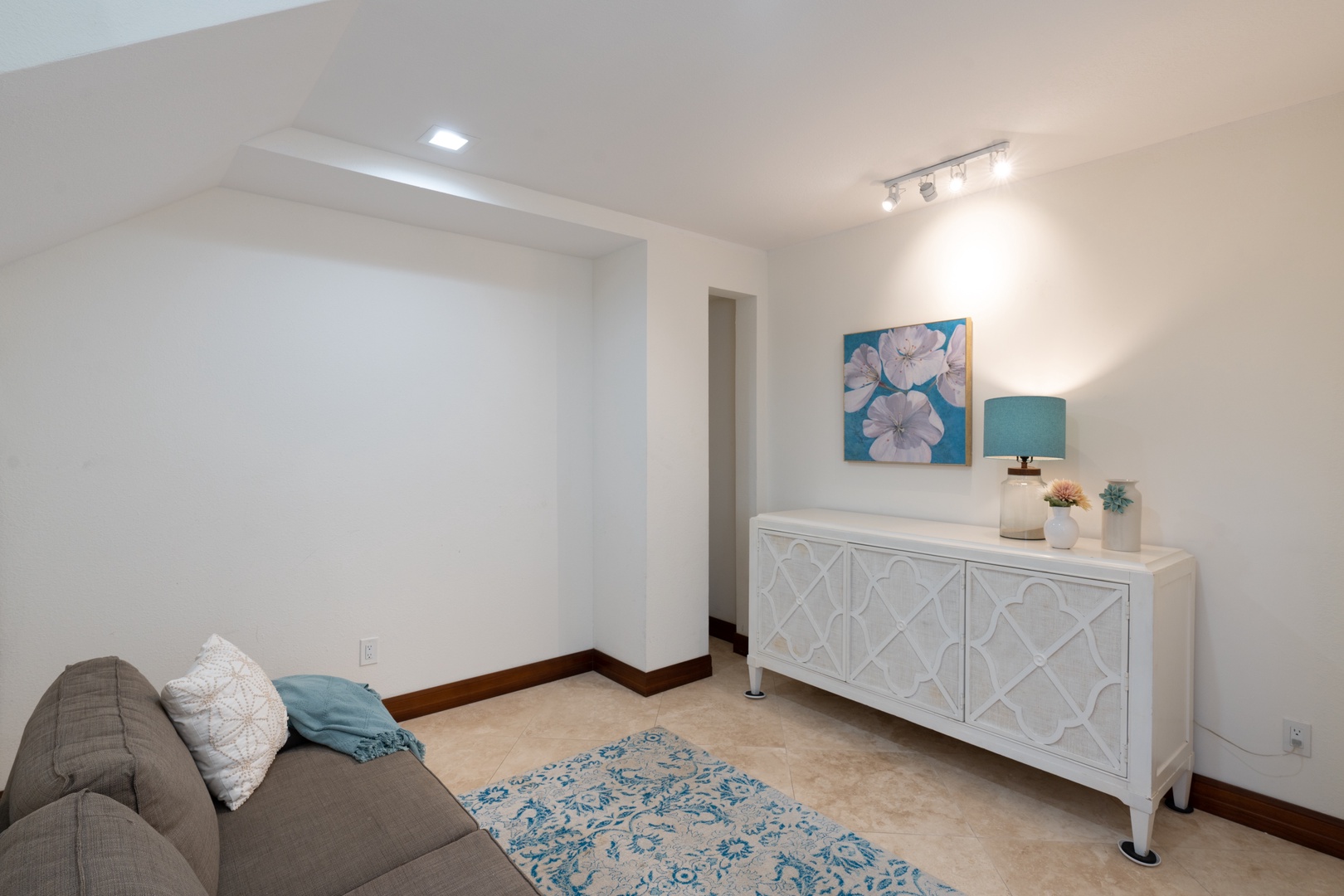 Honolulu Vacation Rentals, Wailupe Seaside - Guest suite on second floor, with sitting area and queen bed.