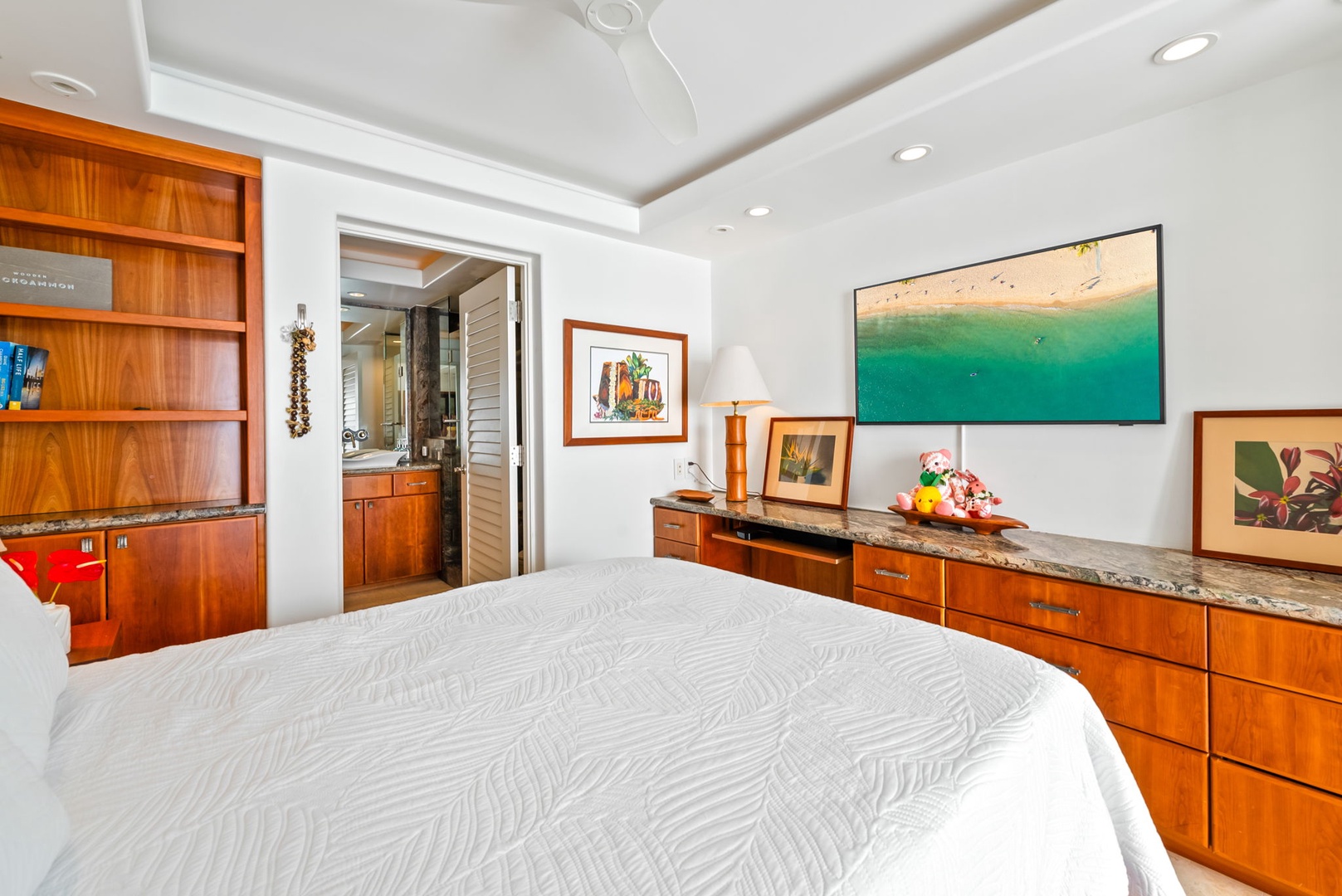 Honolulu Vacation Rentals, Kaimana Views - Elegant bedroom with soothing colors and tasteful decor, creating a restful retreat for a perfect night's sleep