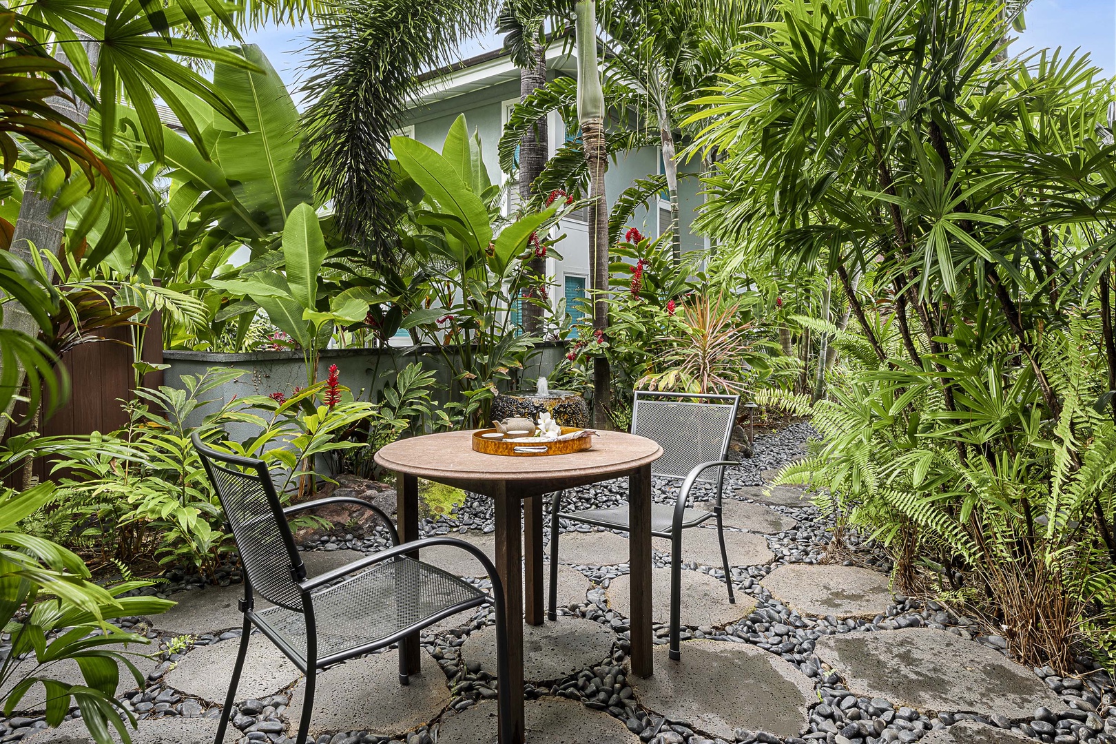 Kailua Kona Vacation Rentals, Holua Kai #20 - Courtyard seating where you can enjoy a book