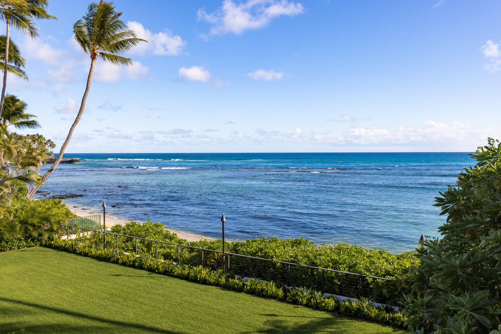 Honolulu Vacation Rentals, Diamond Head Grand Escape - Relax on the manicured lawn overlooking the turquoise waters of Diamond Head Cove.