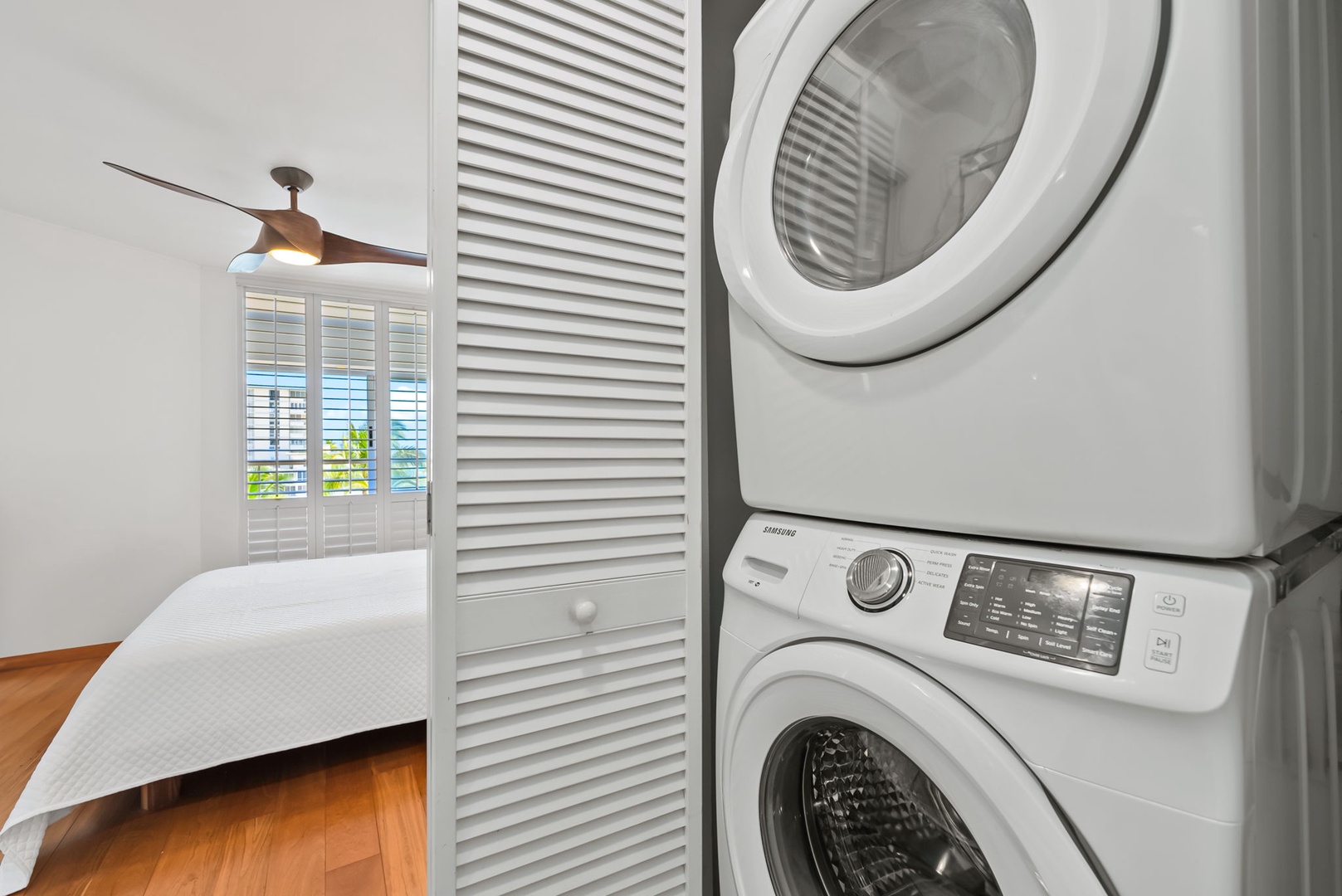 Honolulu Vacation Rentals, Colony Surf Retreat - In-unit washer and dryer provide added convenience for longer stays, beach days, and light travel packing.