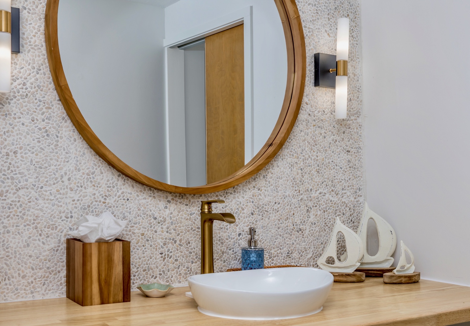 Kailua Kona Vacation Rentals, Keauhou Kai C301 - Get ready for dinner at a vanity with room to actually spread out.