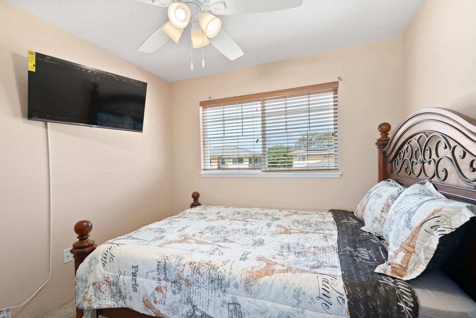 Kapolei Vacation Rentals, Kilipue Retreat - Bright and airy guest room with TV for private evening relaxation.
