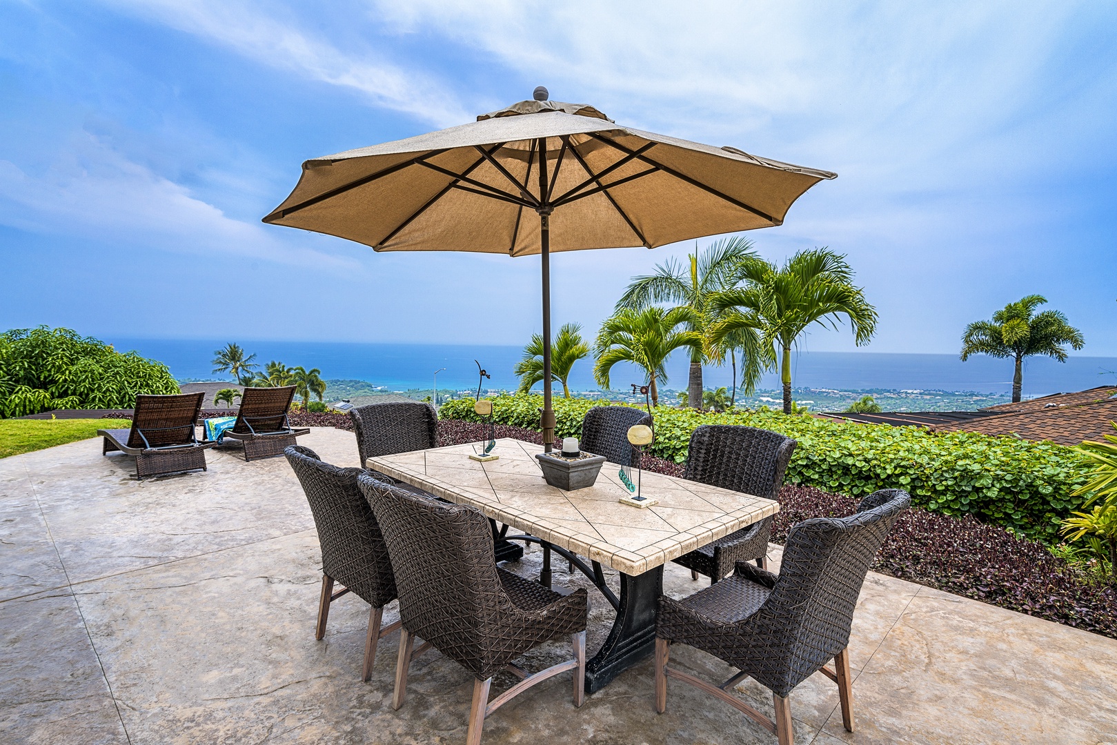 Kailua Kona Vacation Rentals, Sunset Hale - Outdoor dining for the entire group!