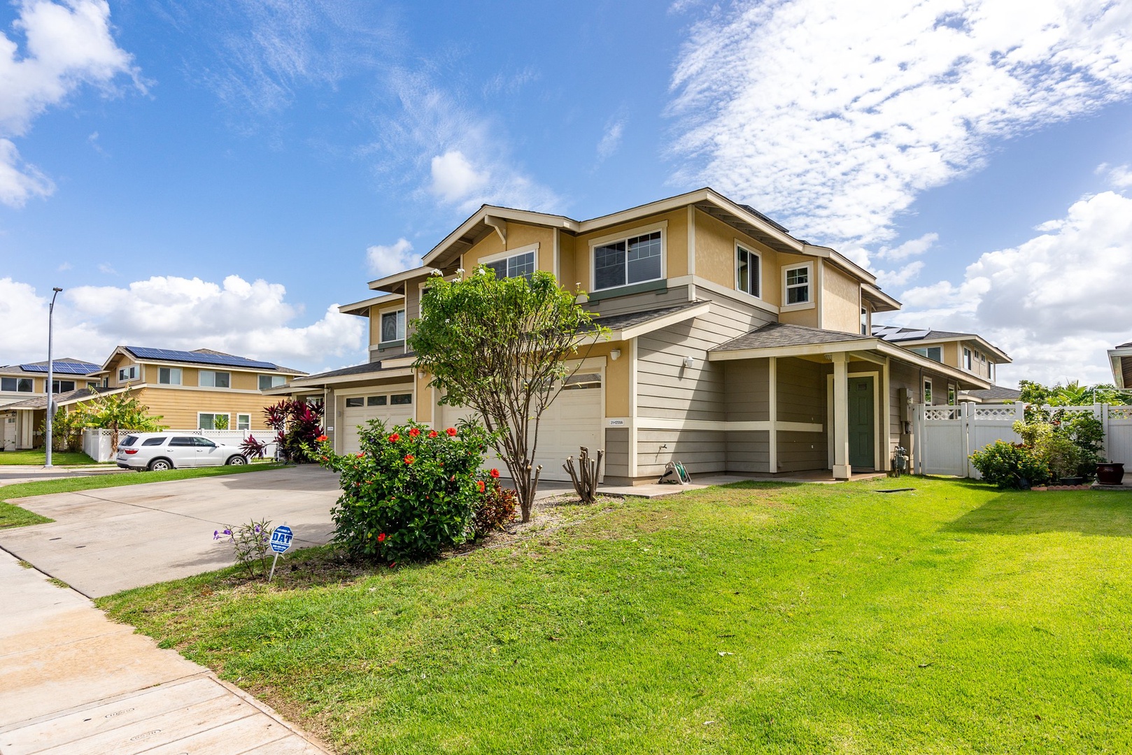 Kapolei Vacation Rentals, Kilipue Retreat - Welcome to Kilipue Retreat—a quiet cul-de-sac home with a fenced yard and easy access to beaches and city conveniences.