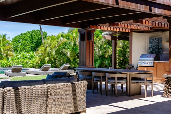 Kamuela Vacation Rentals, Canoe House & Beach Walker at Champion Ridge - Spacious lanai with comfortable seating and a dining area, perfect for enjoying outdoor meals and relaxing in the tropical surroundings.