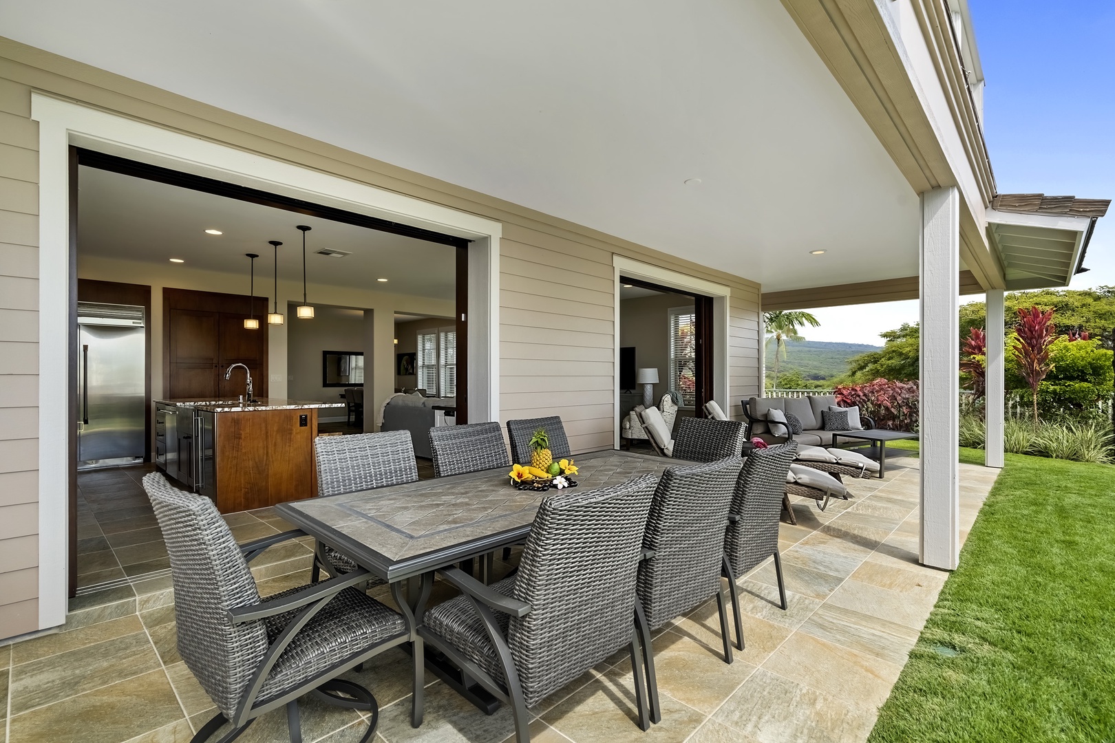Kailua Kona Vacation Rentals, Golf Green - Outdoor dining steeps from the kitchen