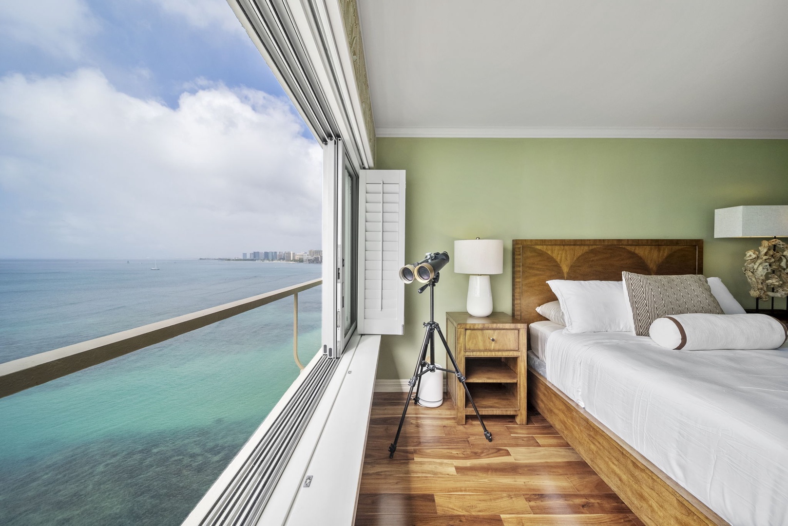 Honolulu Vacation Rentals, Hale Kaimana Breeze - Open-concept queen-size bedroom with stunning views.