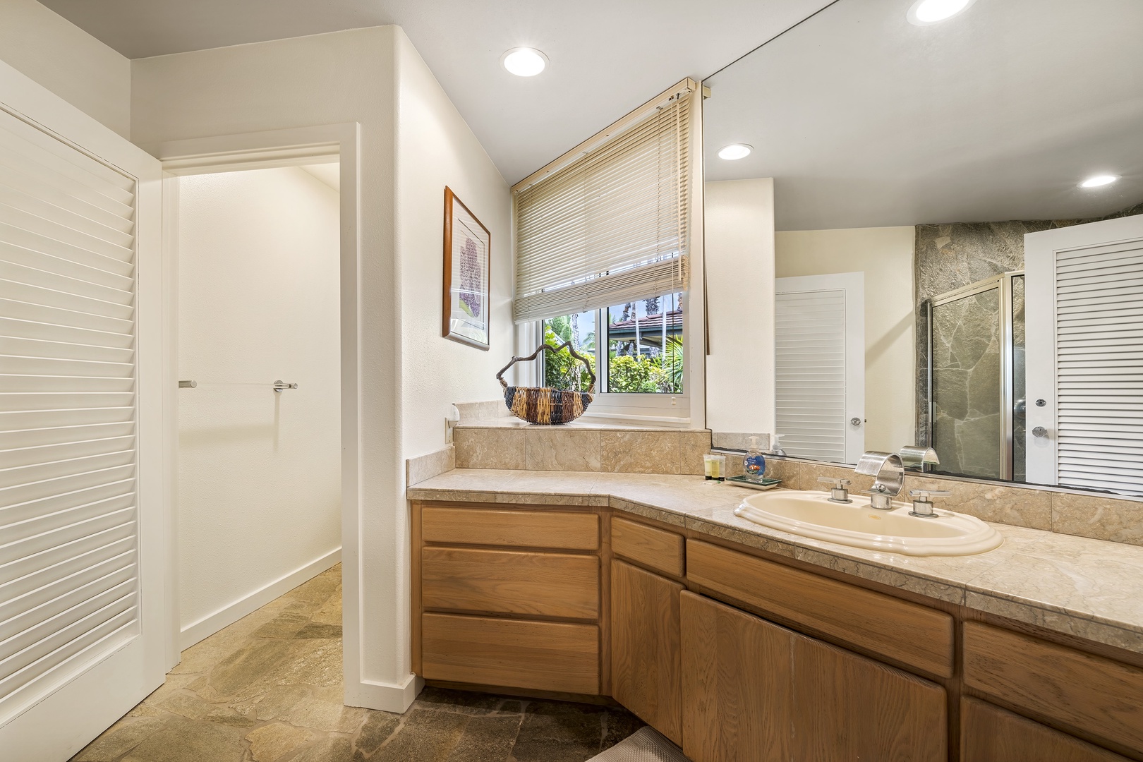 Kailua Kona Vacation Rentals, Ali'i Point #12 - Guest bathroom down the hall from the bedroom