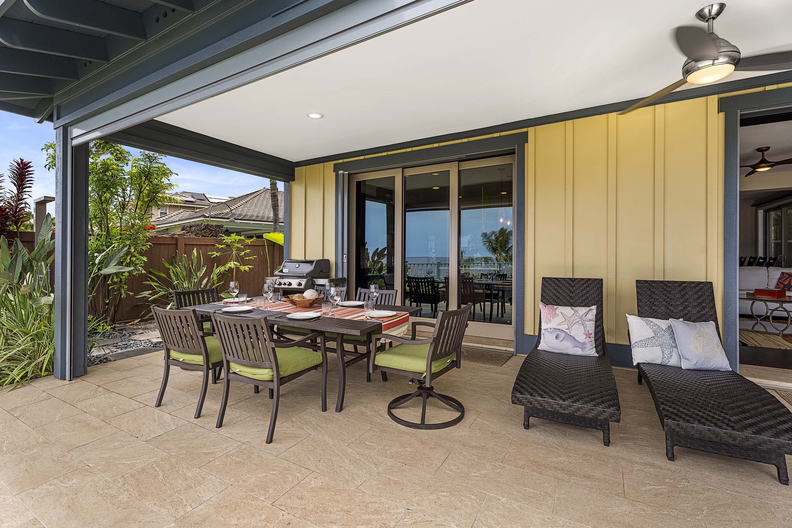 Kailua Kona Vacation Rentals, Holua Kai #20 - Large sliding pocket doors make the space functional and welcoming