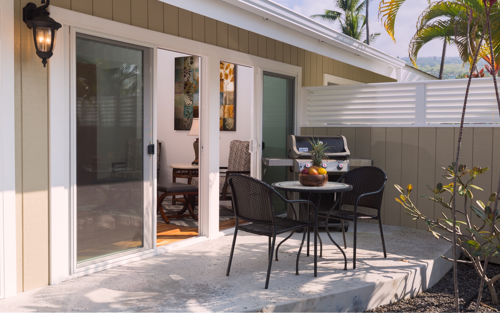 Kailua Kona Vacation Rentals, He'eia Bay Beach Bungalow (Big Island) - Outdoor dining area.