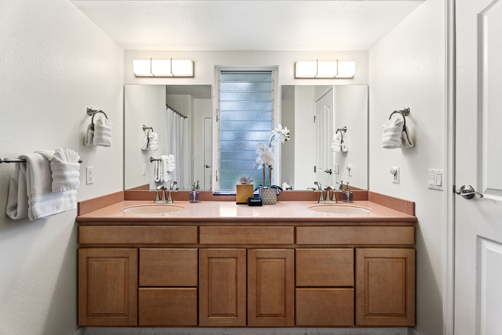Kailua-Kona Vacation Rentals, Honu Hale - Unwind in your spacious bathroom featuring dual vanities and warm wood cabinetry—perfect for your morning routine.
