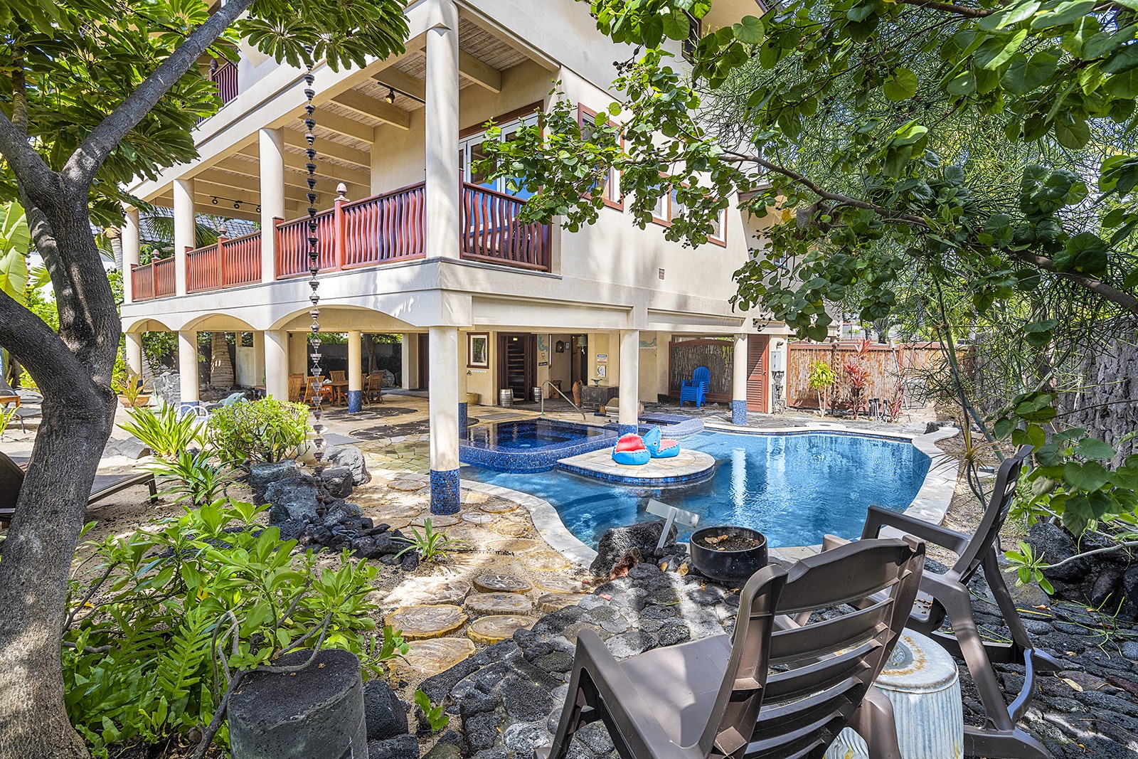 Kailua Kona Vacation Rentals, Mermaid Cove - Seating pool side in the shade