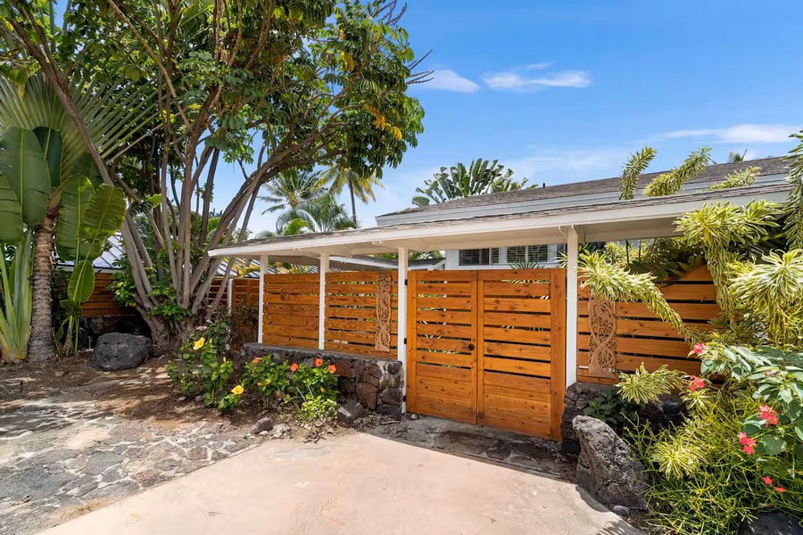 Kailua Kona Vacation Rentals, Manukai Hale - Welcoming entryway awaits to your perfect getaway