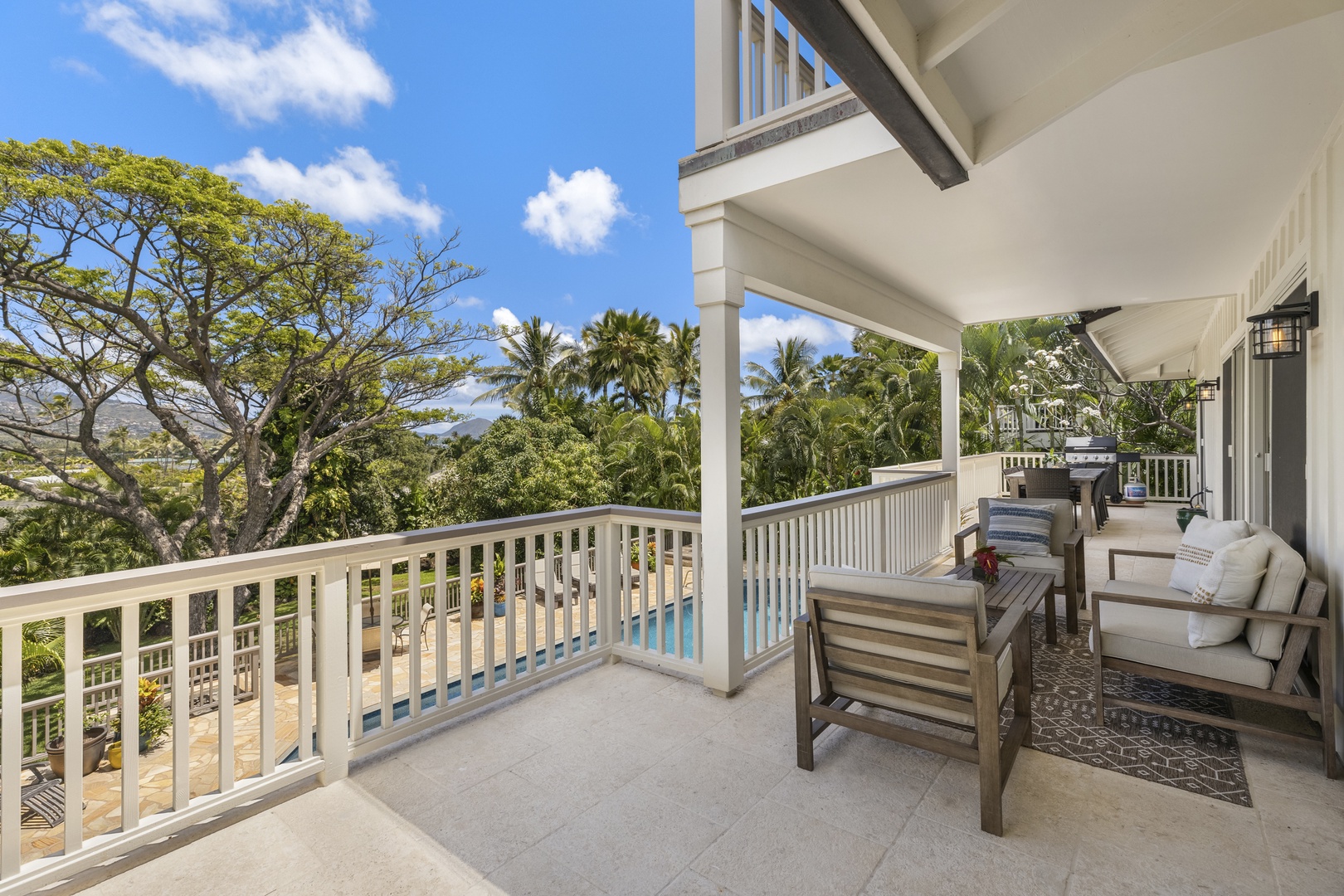 Honolulu Vacation Rentals, Hale Le'ahi - Lounge on the large deck and enjoy the tropical atmosphere