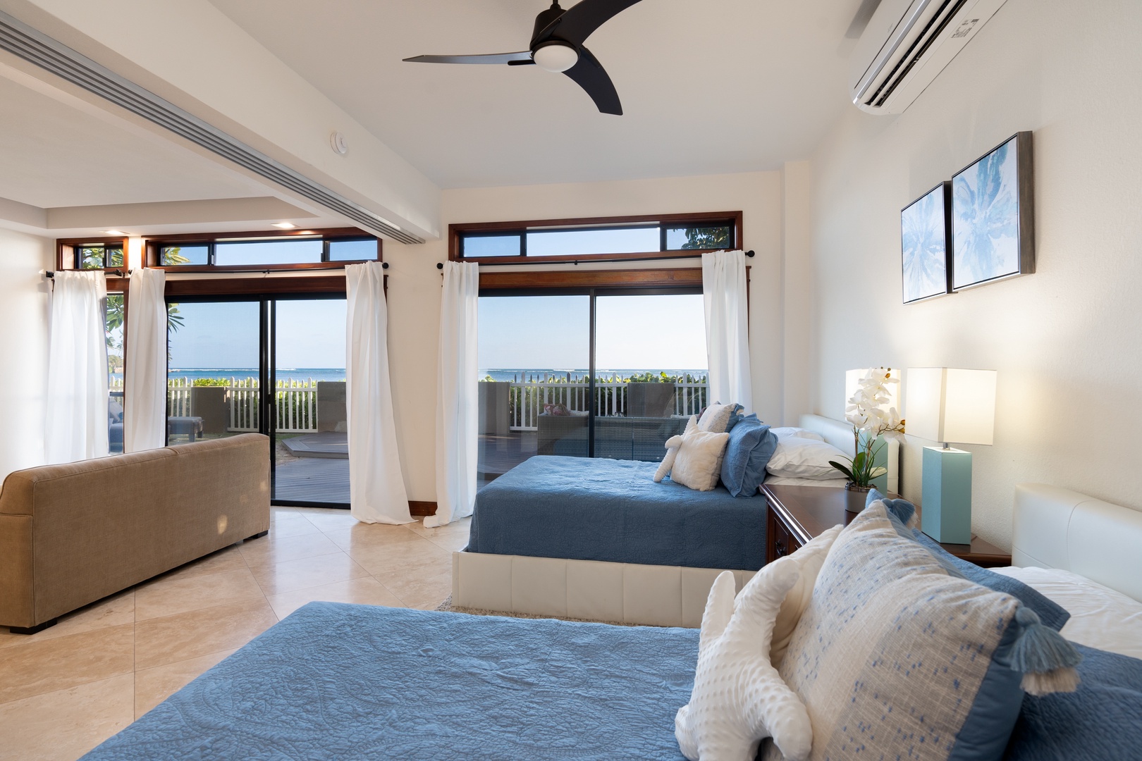Honolulu Vacation Rentals, Wailupe Seaside - The secondary suite has two full size beds with wall of windows.
