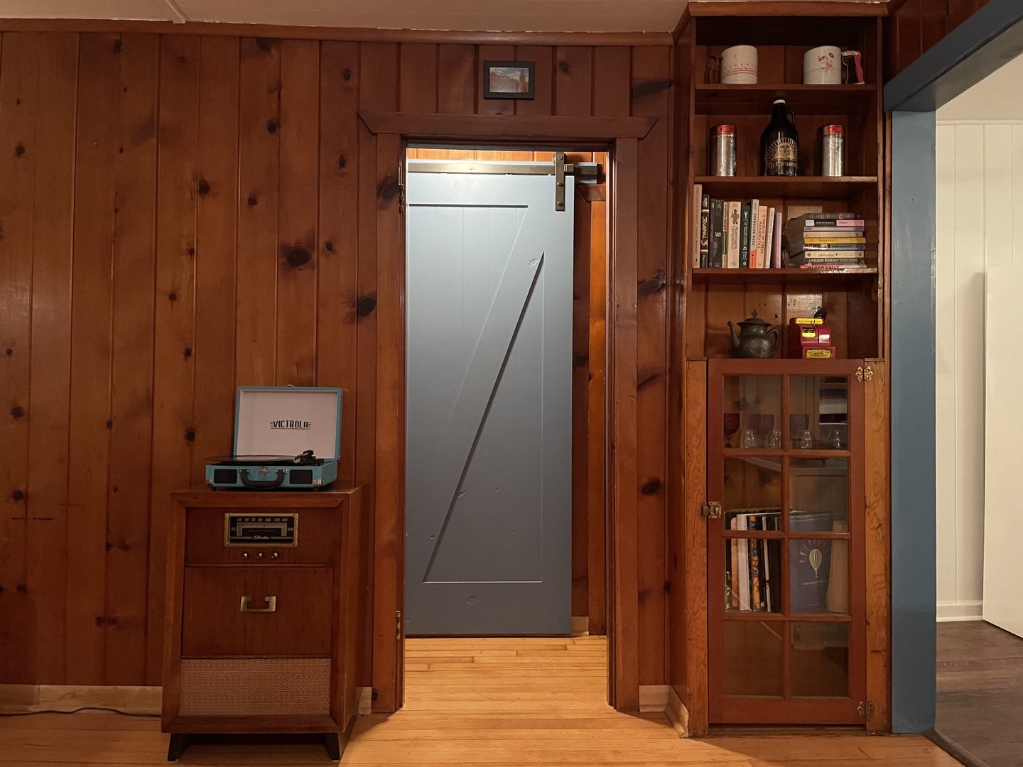 Brightwood Vacation Rentals, Springbrook Cabin - Hallway leading to bedrooms and bathroom