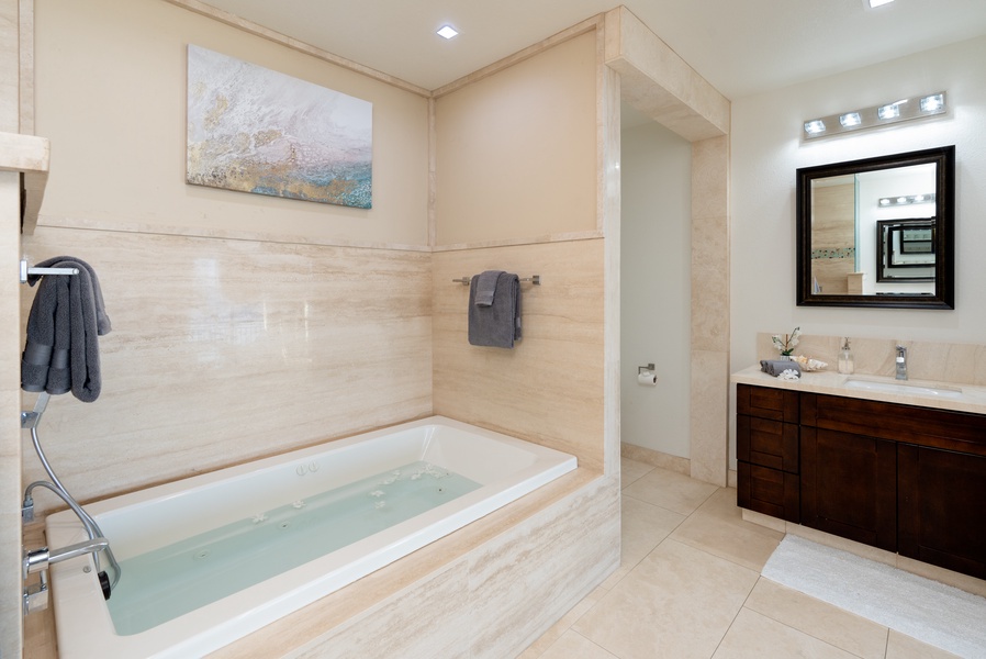 Honolulu Vacation Rentals, Wailupe Seaside 6 Bedroom - The large suite has luxurious bathroom ensuite.