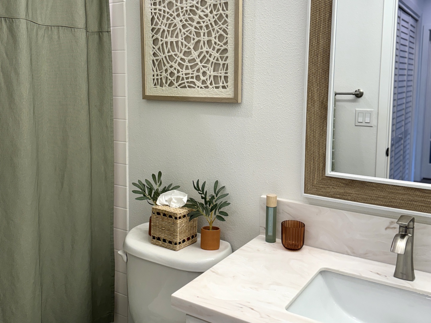 Kapolei Vacation Rentals, Coconut Plantation 1074-1 - Experience the cozy charm of this well-appointed bathroom, enhanced with thoughtful details