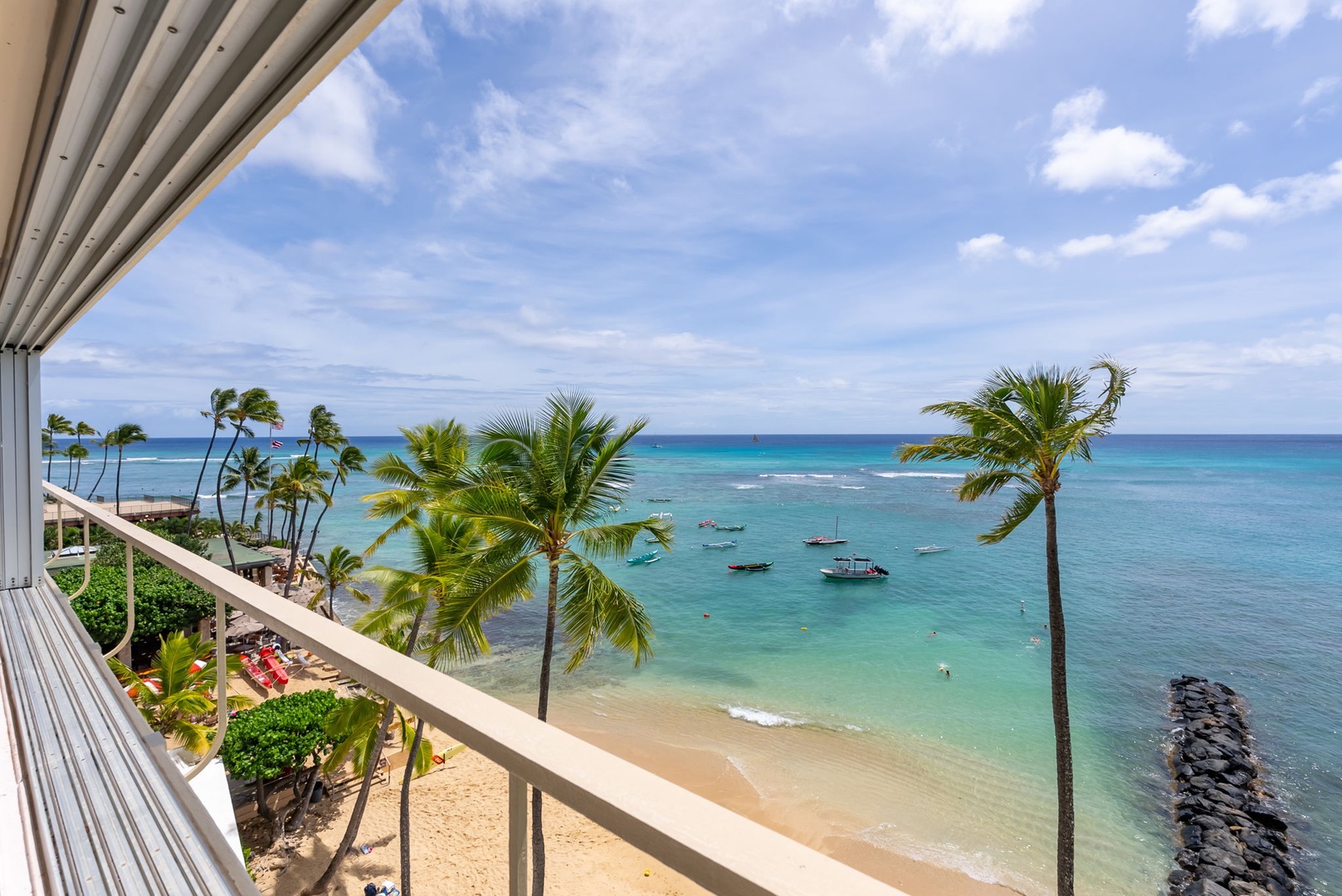 Honolulu Vacation Rentals, Colony Surf Luxe - Soak up beach views and gentle tides from the lanai—guests love the calm surf and soft sand just below.