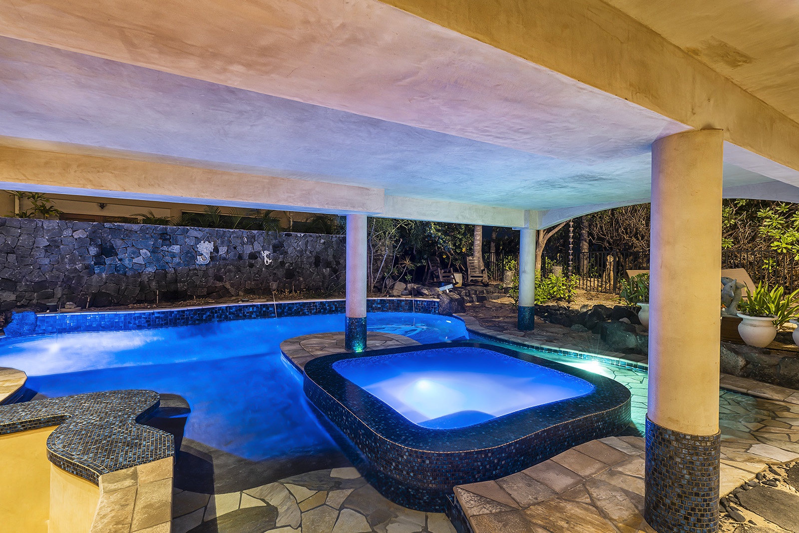 Kailua Kona Vacation Rentals, Mermaid Cove - Grotto like pool in the evening