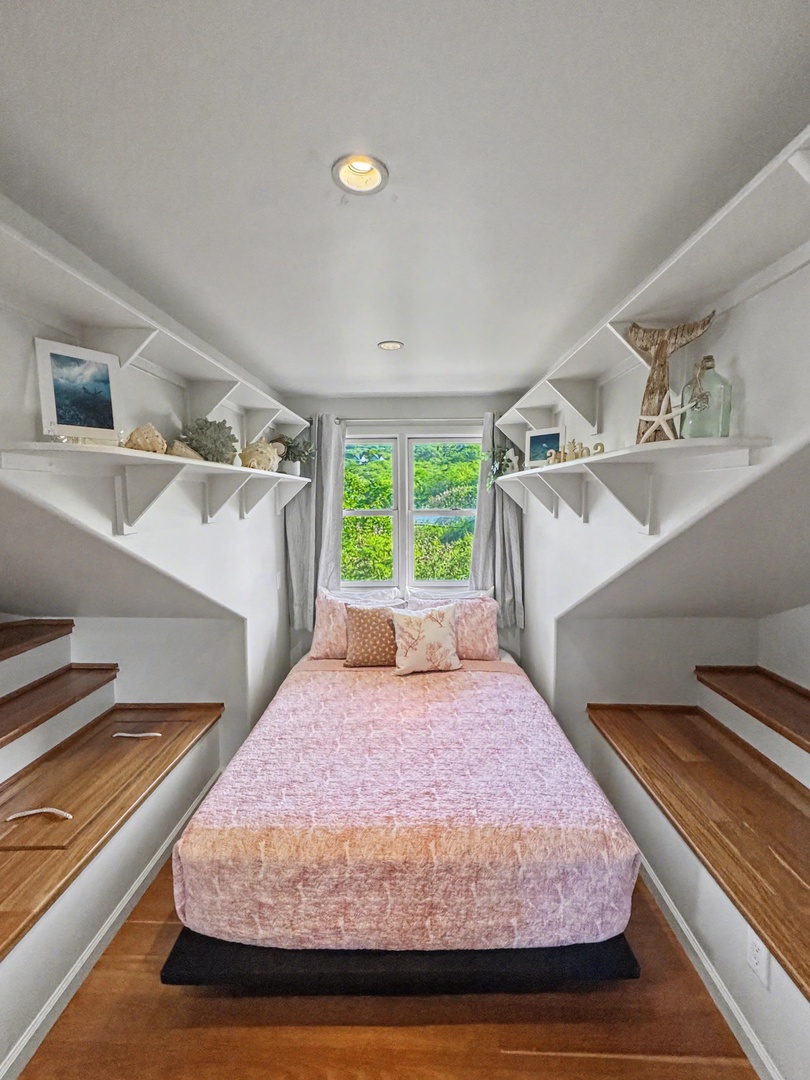 Kailua-Kona Vacation Rentals, Hahalua Bay Villa - Cozy loft with built-in storage shelves and peaceful garden views through your private window.