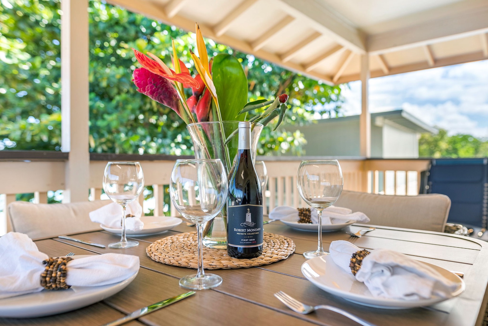 Haleiwa Vacation Rentals, Pikai Hale - Enjoy a rich glass of wine and an island-inspired meal with a gentle ocean breeze
