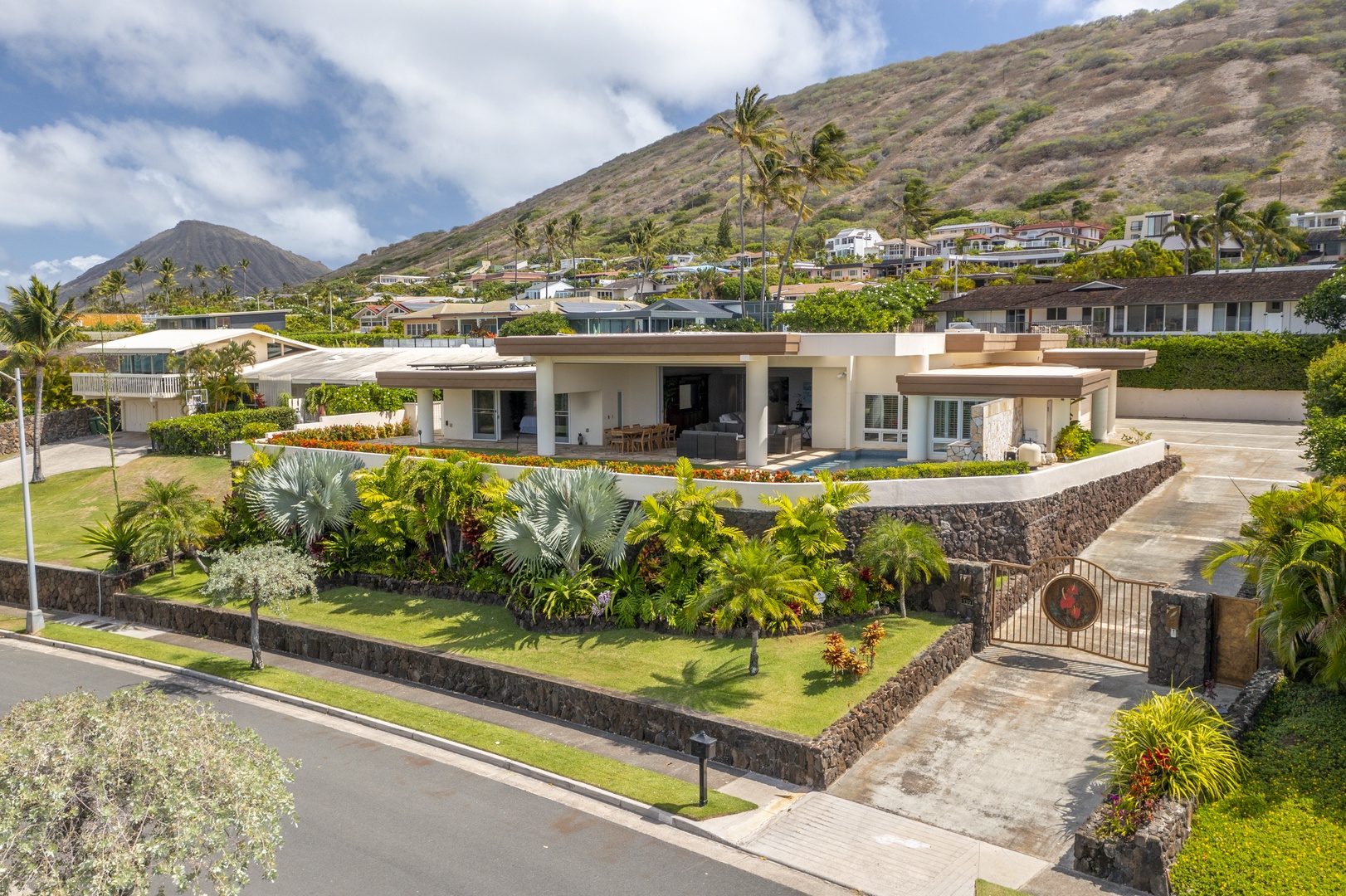 Honolulu Vacation Rentals, Hale Makana - Hale Makana Street View