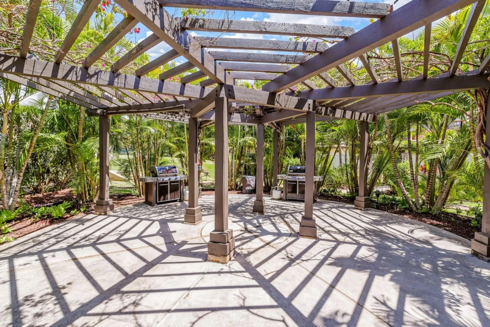 Kihei Vacation Rentals, Maui Kamaole E103 - Grill under the pergola's shade, comfortable even in the middle of the afternoon.