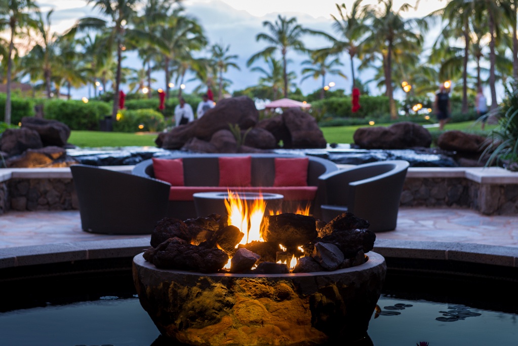 Lahaina Vacation Rentals, Honua Kai Konea 204 - Kona lobby firepit area