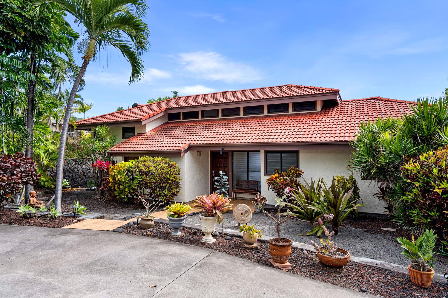 Kailua Kona Vacation Rentals, Kona Dreams - Enjoy the tropical landscaping surrounding the house.