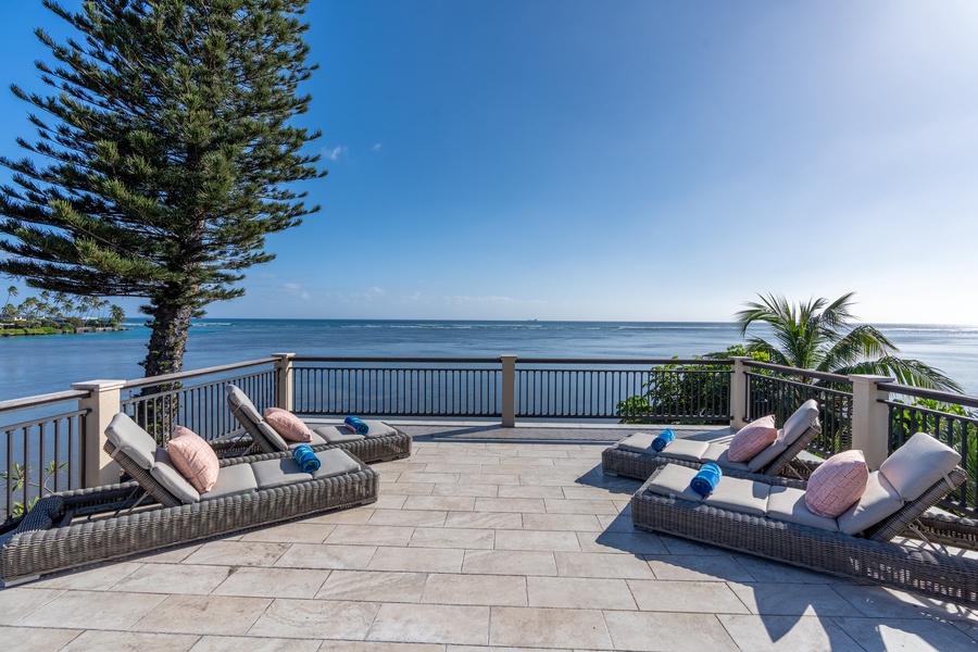 Honolulu Vacation Rentals, Wailupe Seaside 6 Bedroom - Gather with your family and loved ones on the rooftop deck.