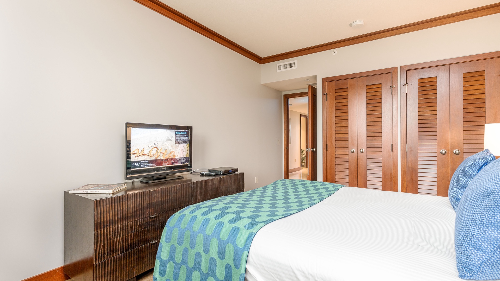 Kapolei Vacation Rentals, Ko Olina Beach Villas O305 - Shared guest bedroom with a TV and dresser.