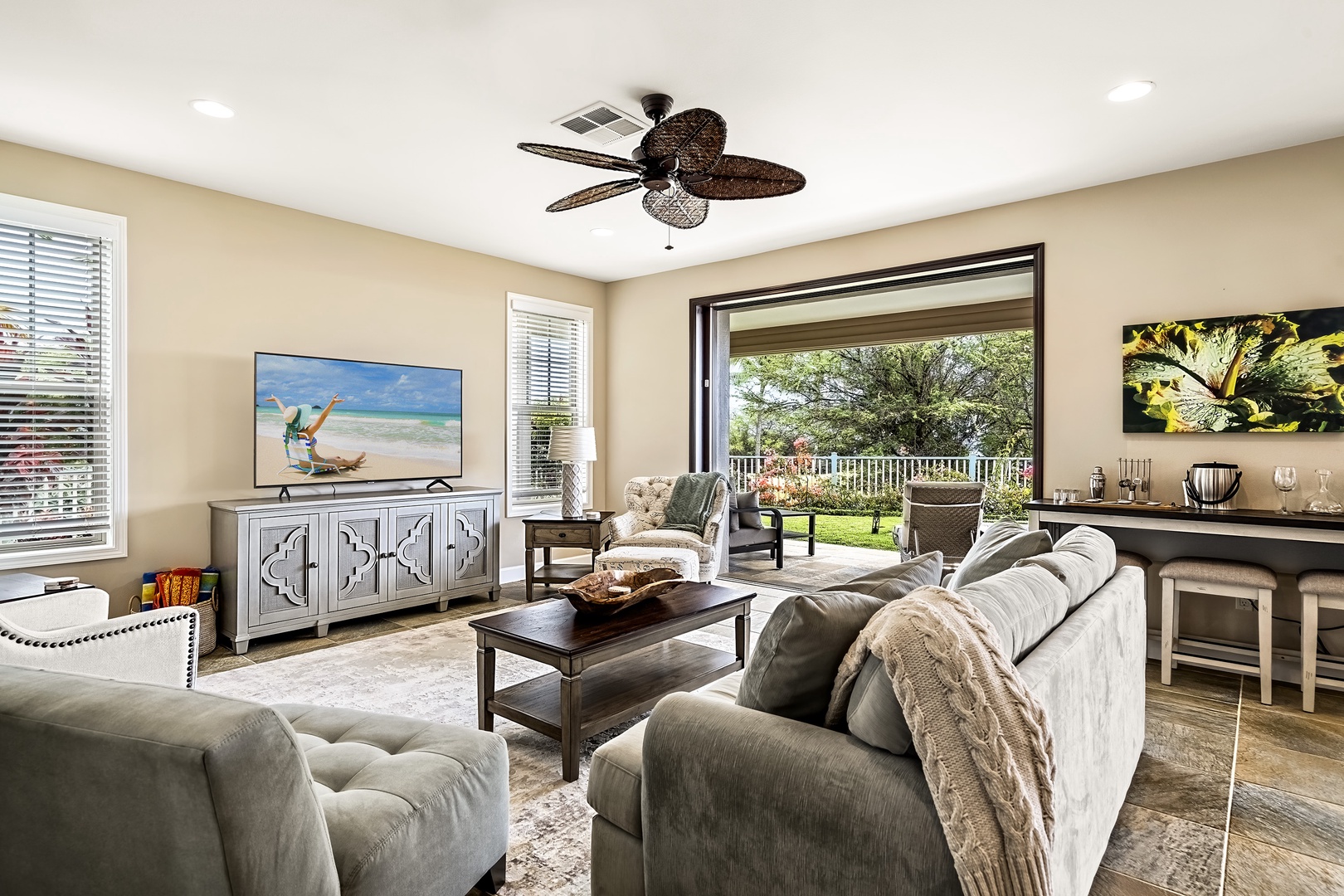 Kailua Kona Vacation Rentals, Golf Green - Sliding doors open to embrace the Hawaiian breezes