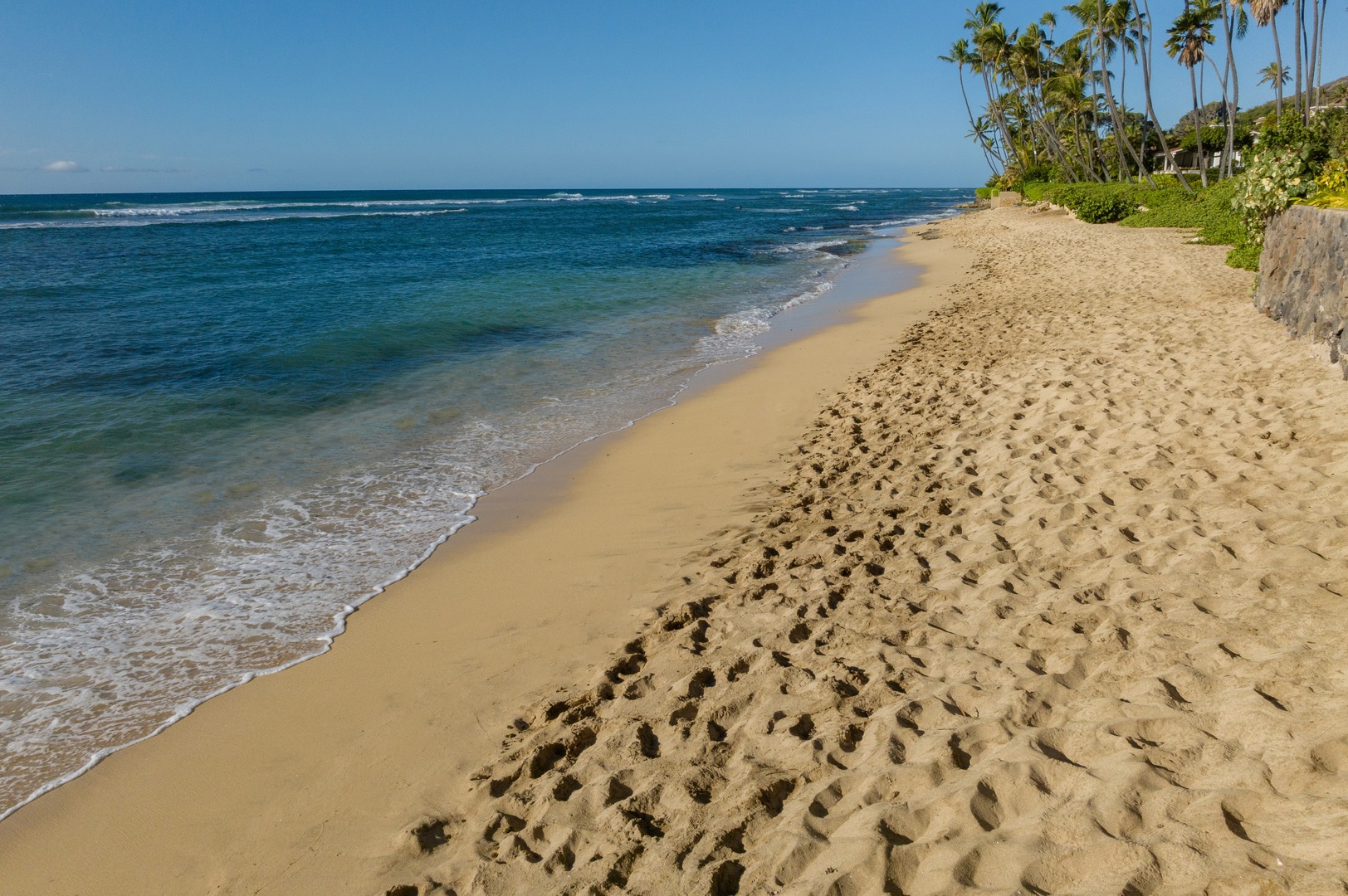 Honolulu Vacation Rentals, Diamond Head Grand Escape - Step directly onto soft sands just outside your door — perfect for morning strolls or a day in the sun.