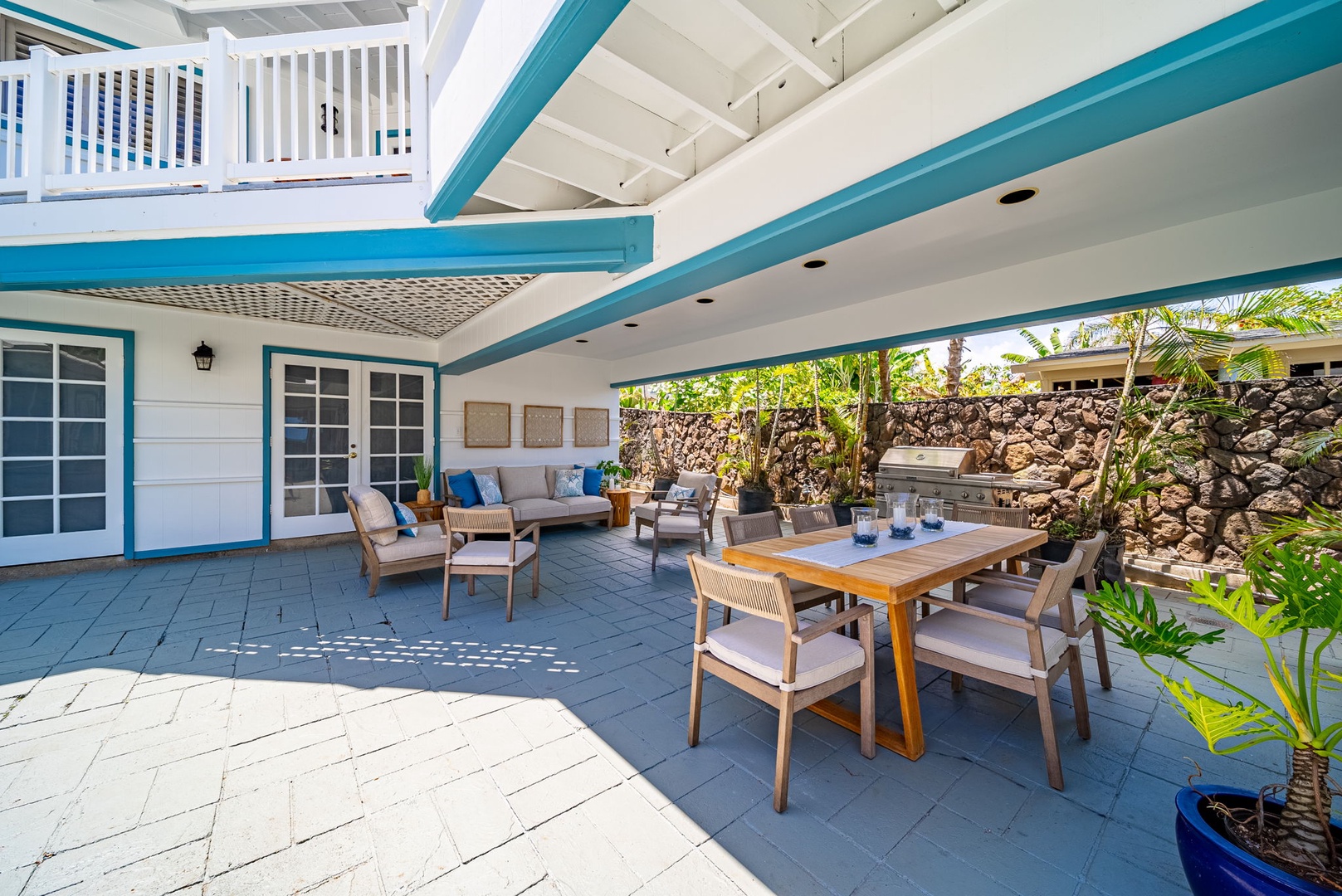 Waimanalo Vacation Rentals, Mana Kai at Waimanalo - Center courtyard lounge with alfresco dining option