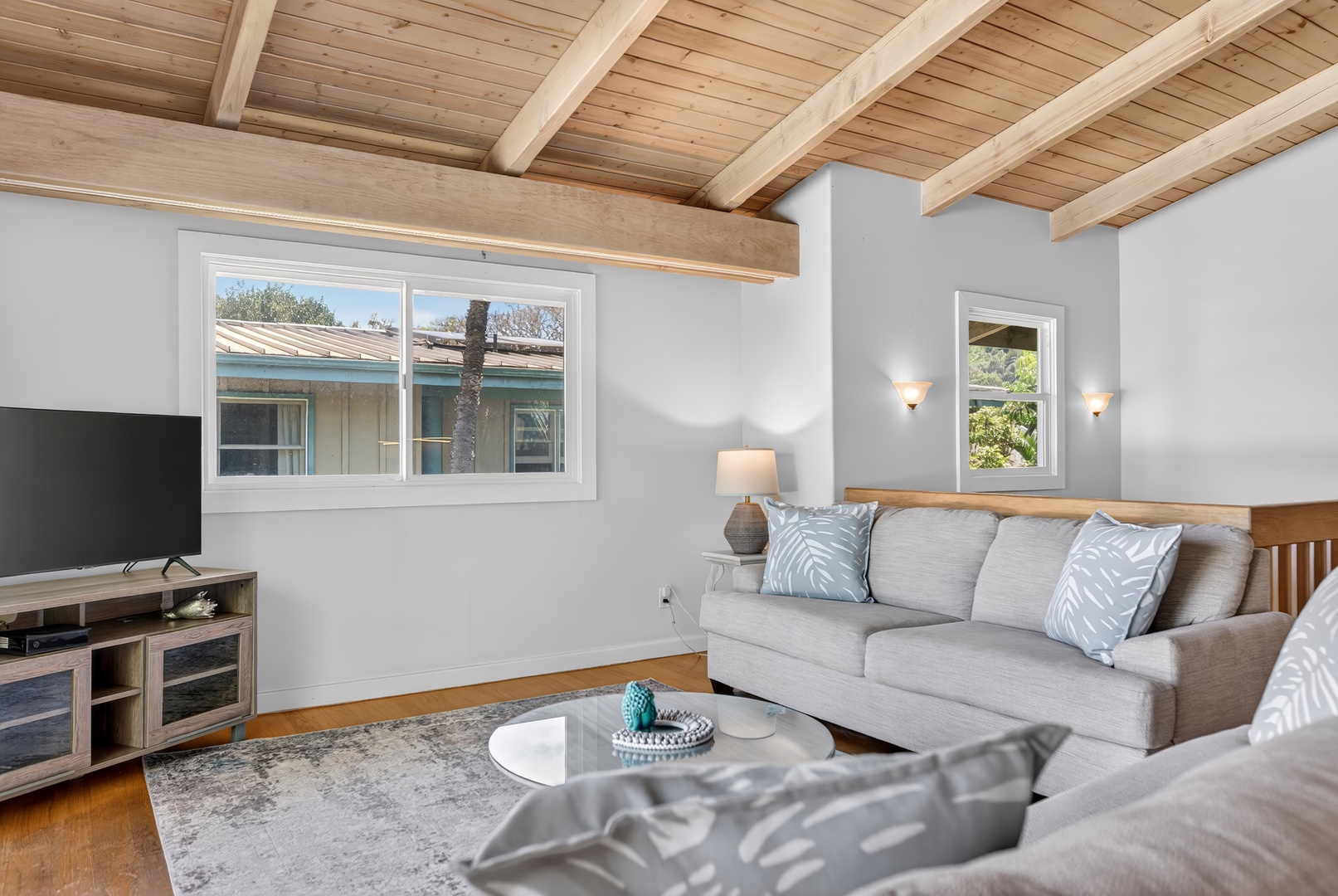 Haleiwa Vacation Rentals, Sunset Beach Hideaway - Stretch out in the cozy upstairs lounge with vaulted ceilings and soft natural light.