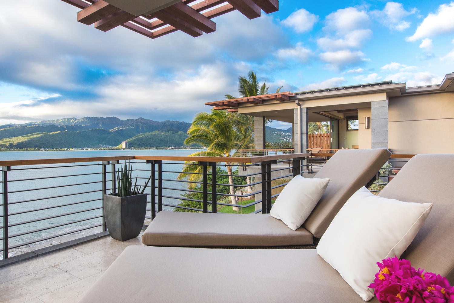 Honolulu Vacation Rentals, Ocean House - Second primary bedroom lanai.