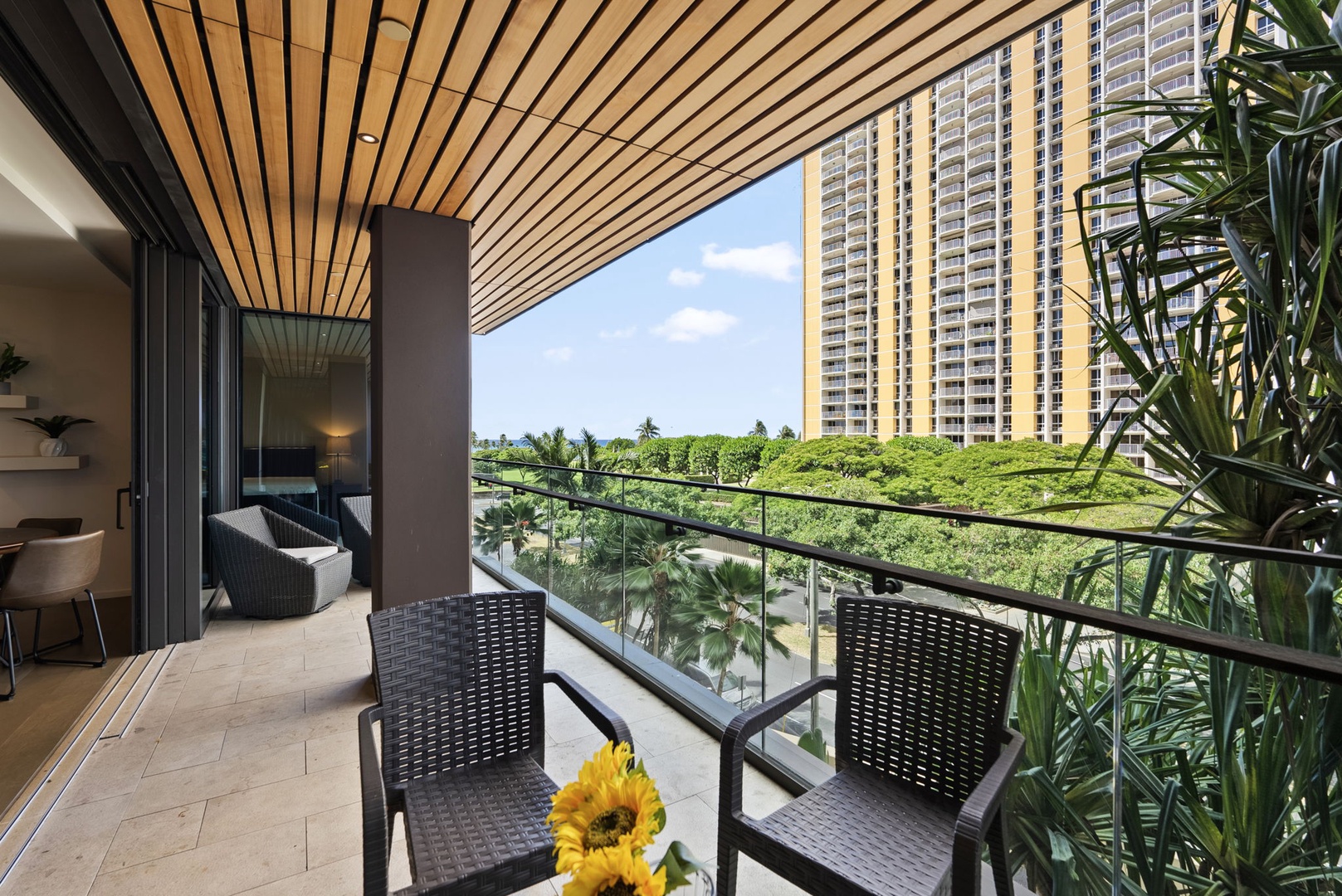 Honolulu Vacation Rentals, Park Lane Getaway - Chic lanai seating for enjoying the fresh air and lush views.