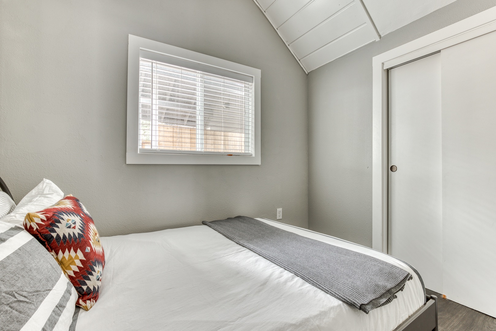 Rhododendron Vacation Rentals, Riverbend Cabin #2 - Rest your day away in this cozy bedroom