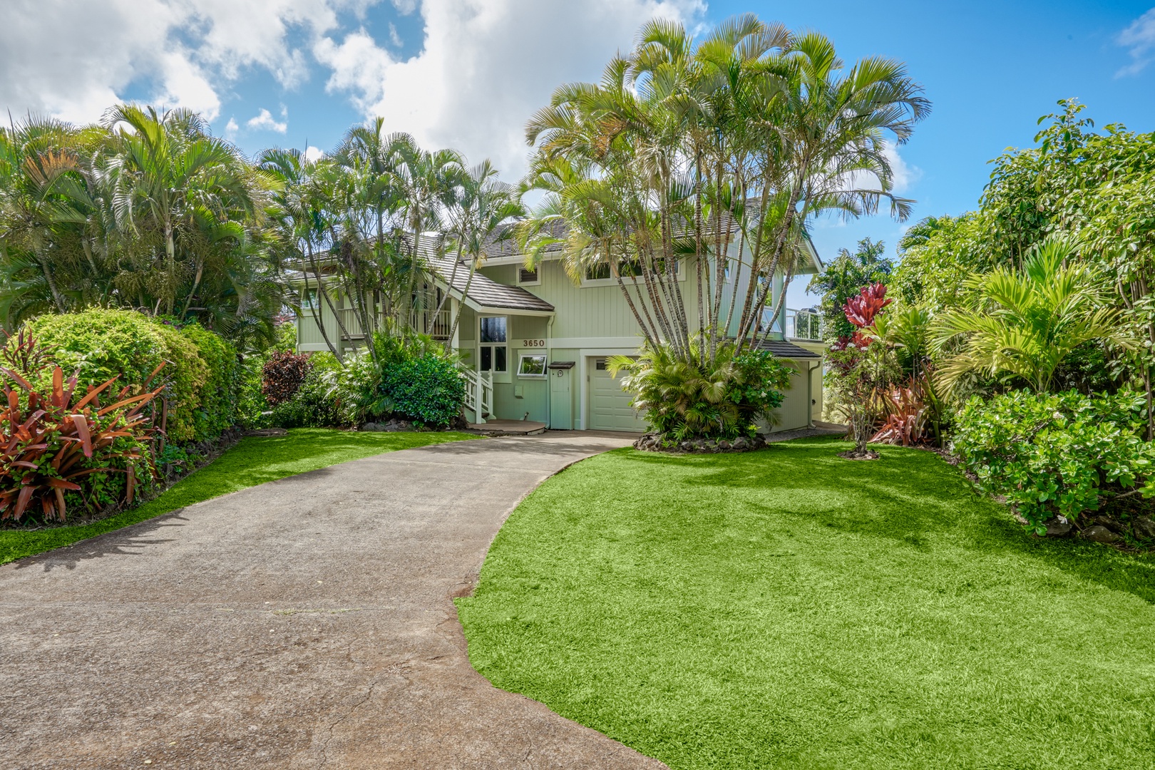 Princeville Vacation Rentals, Wai Lani - Ample private driveway