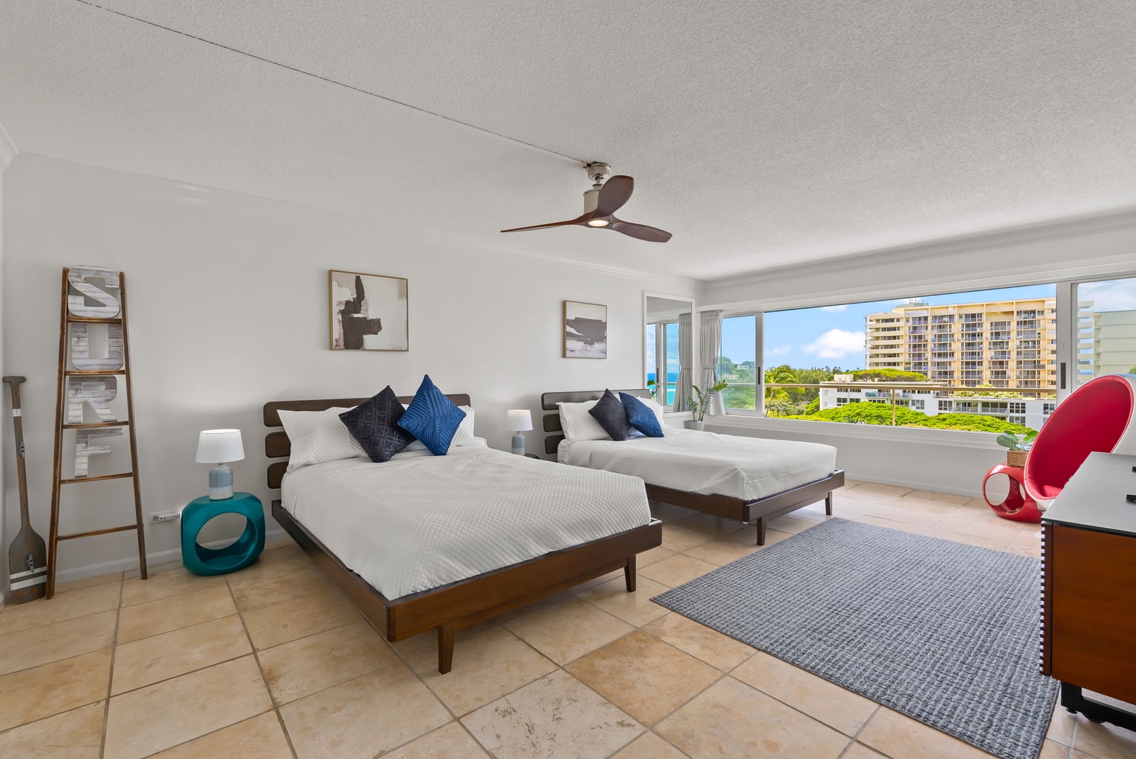Honolulu Vacation Rentals, Colony Surf Getaway - Stylish two-bed guest bedroom with comfortable beds and a refreshing view, ideal for relaxation or guests.