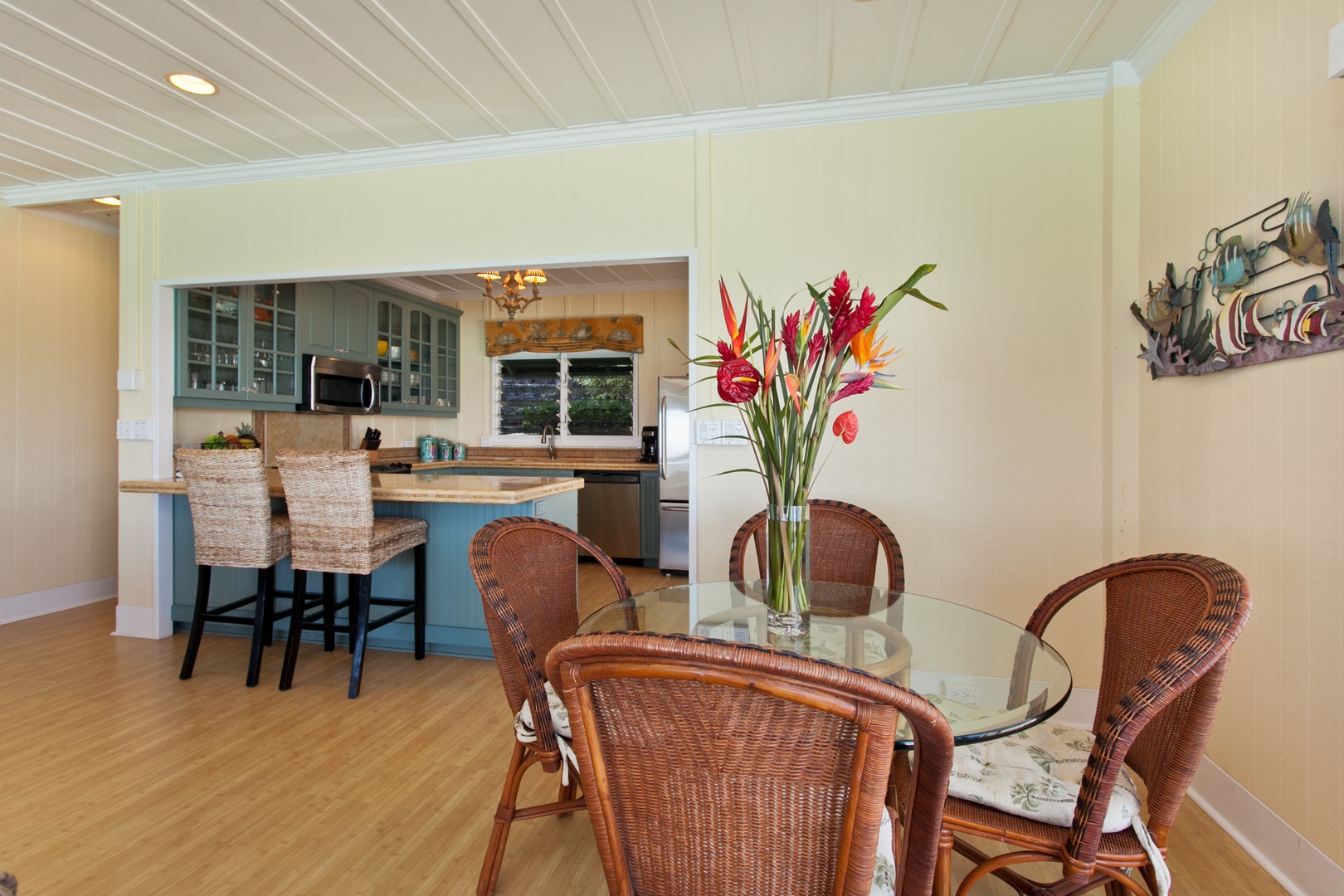 Kailua Vacation Rentals, Lanikai Village* - Hale Kainalu: A breakfast nook, perfect for every meal.