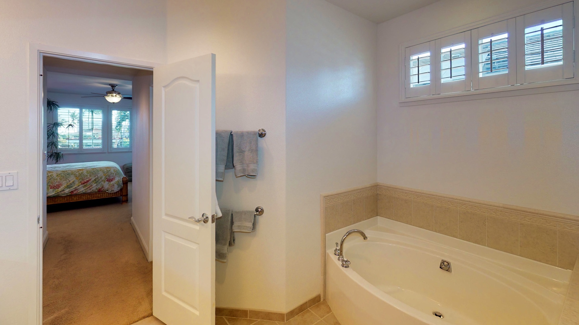 Kapolei Vacation Rentals, Ko Olina Kai Estate #17 - Spacious bathroom with a large tub for a relaxing soak.